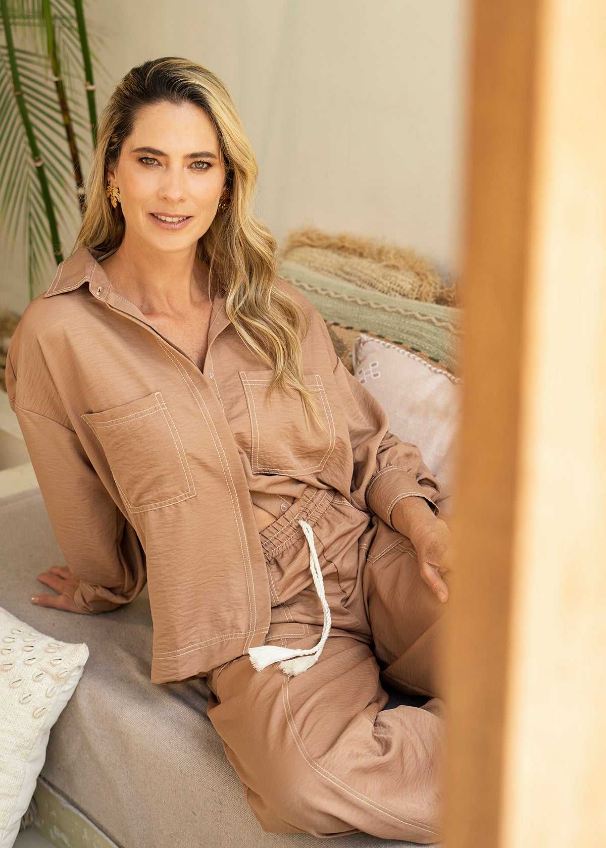 Blusa color camel con bolsillos frontales y bordados 105827