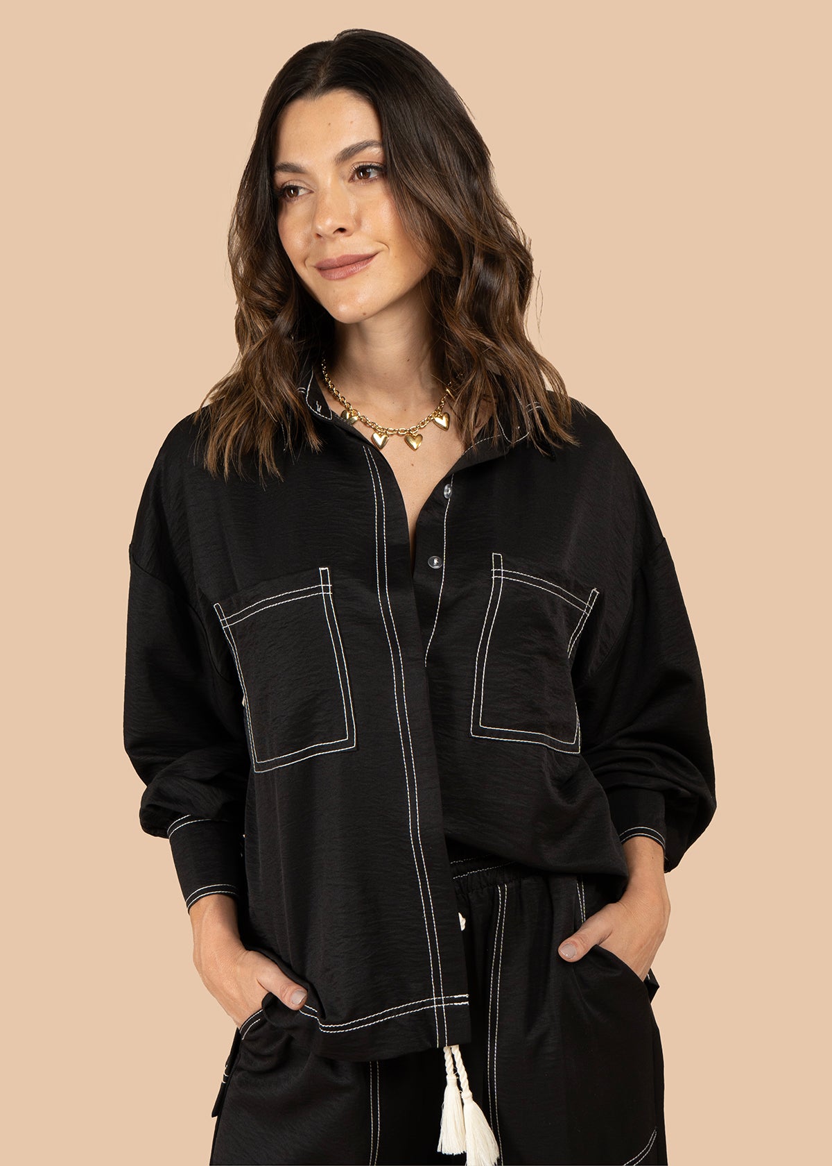 Blusa color negro con bolsillos frontales y bordados 105827