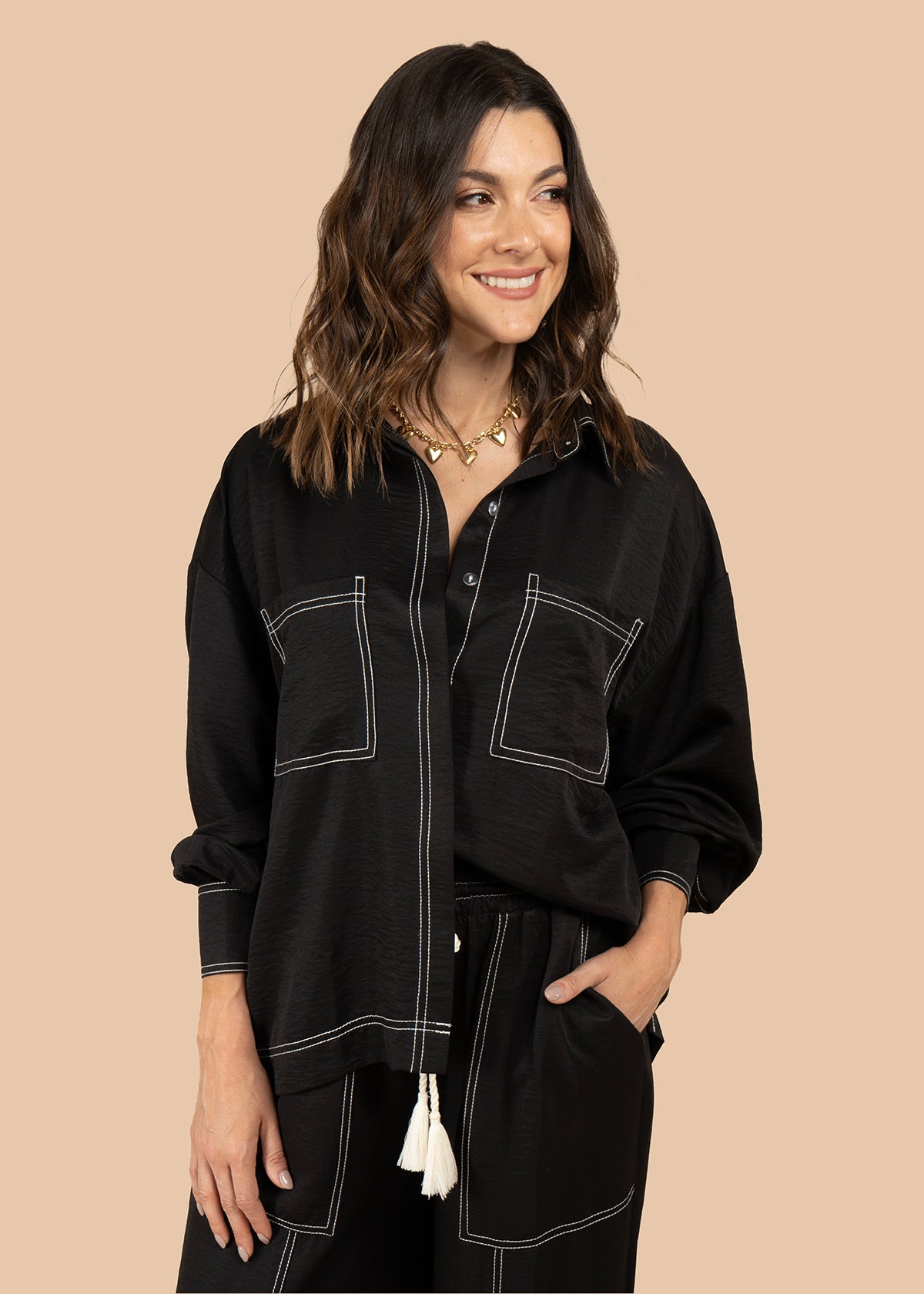 Blusa color negro con bolsillos frontales y bordados 105827