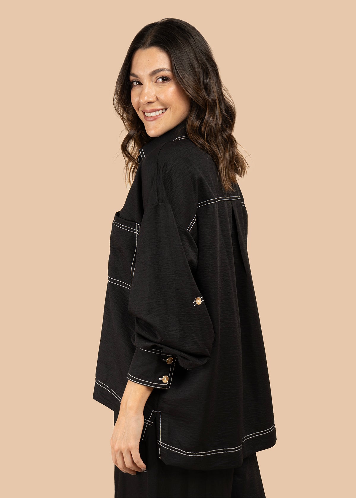 Blusa color negro con bolsillos frontales y bordados 105827