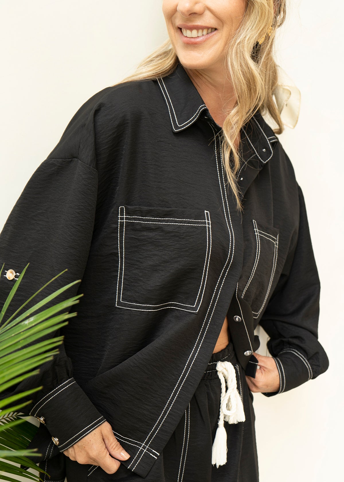 Blusa color negro con bolsillos frontales y bordados 105827