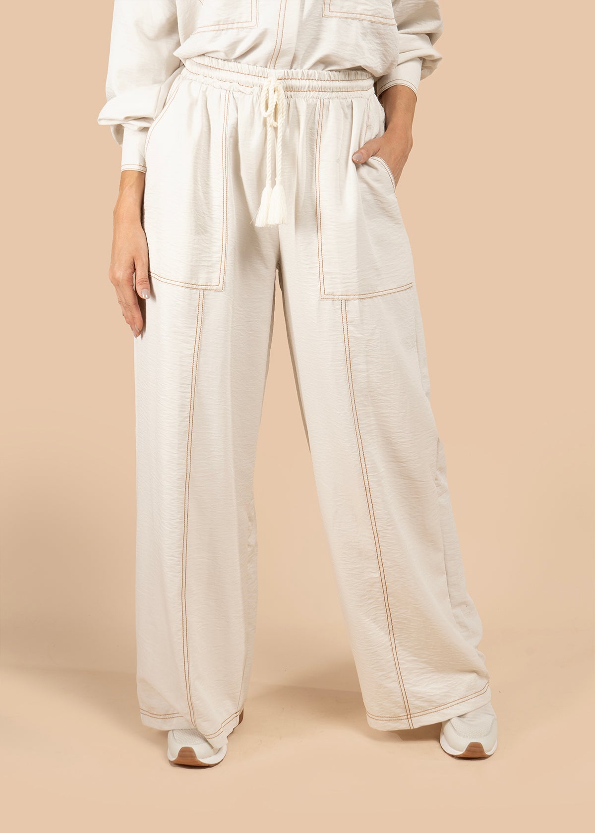 Pantalón color beige con cordón en cintura 105828