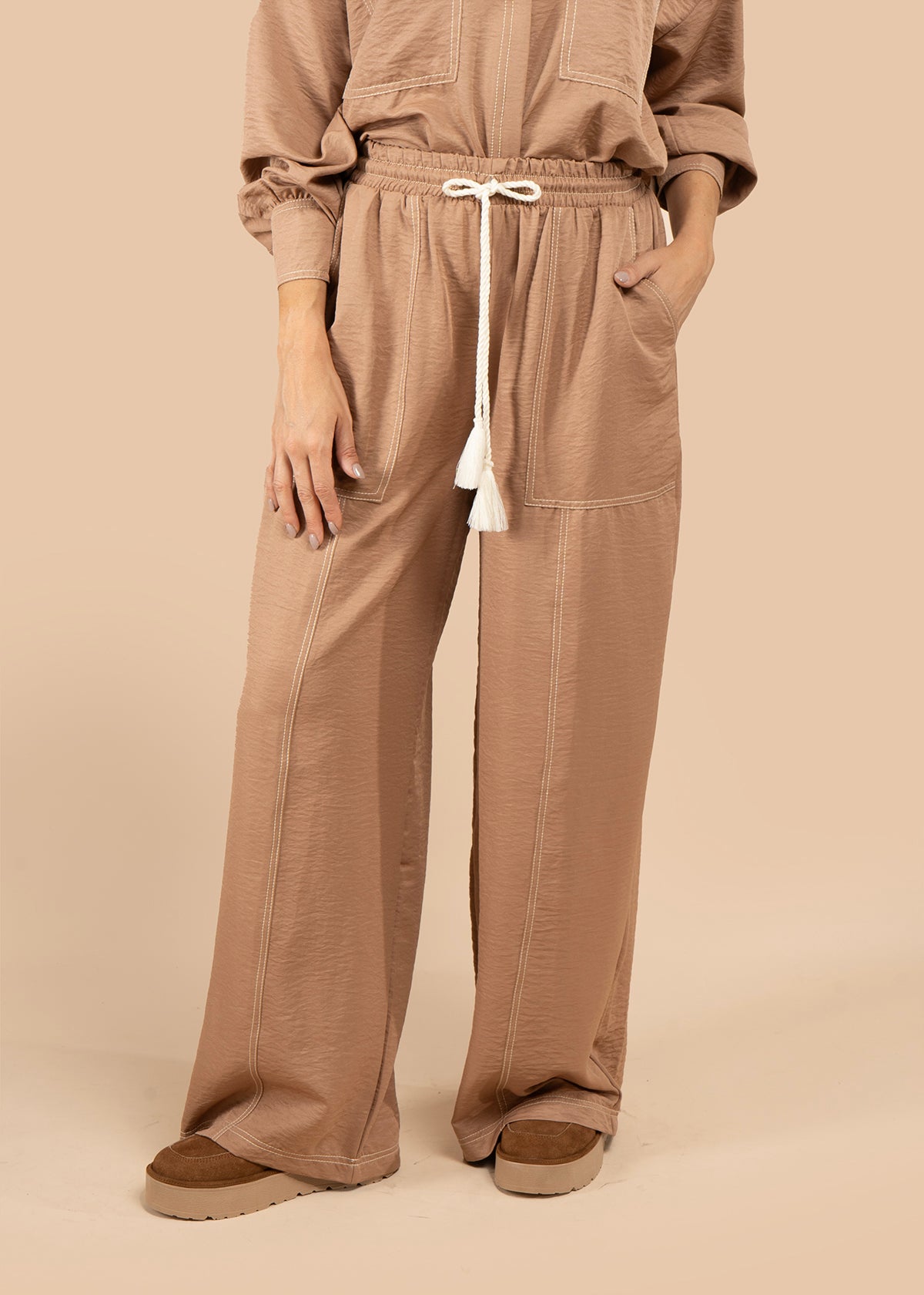 Pantalón color camel con cordón en cintura 105828