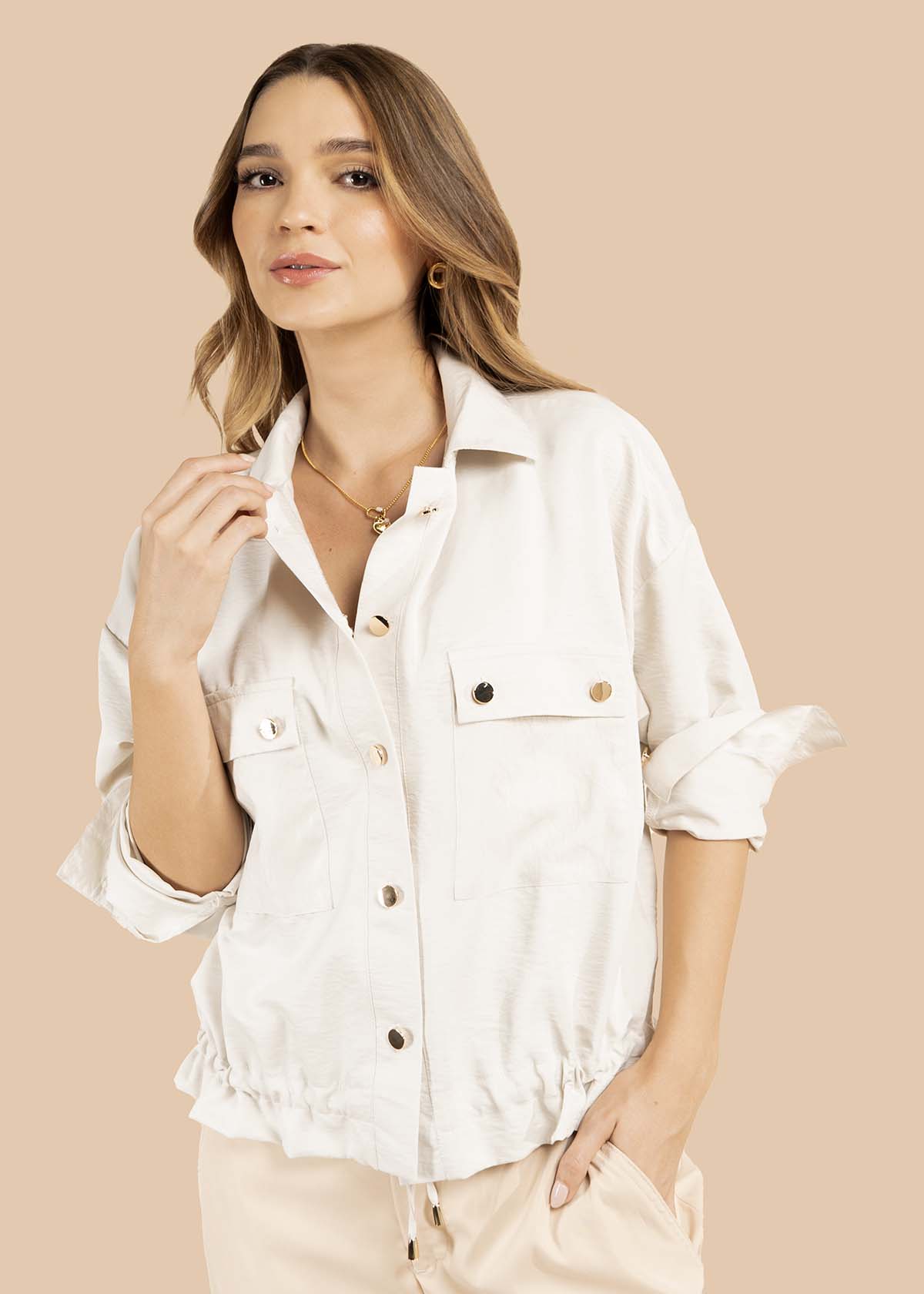 Blusa color beige con botones dorados y bolsillos frontales 105829