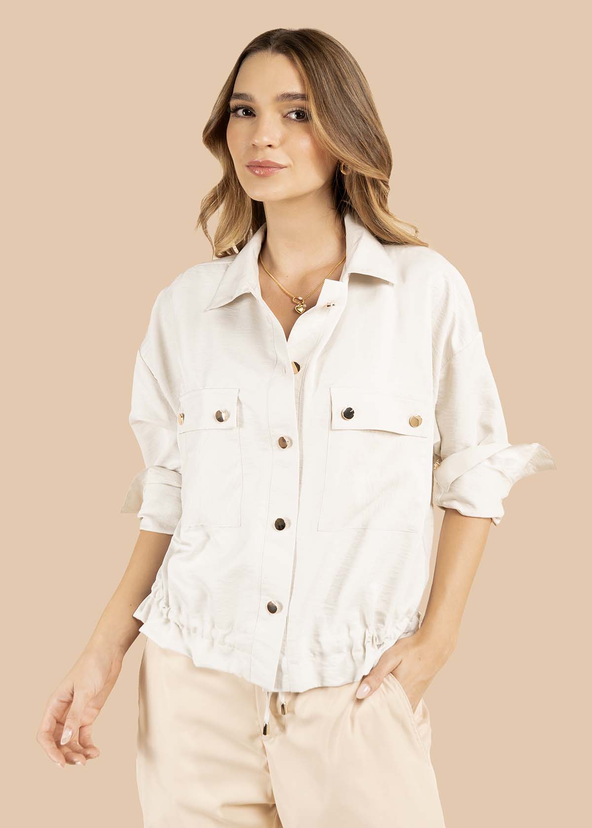 Blusa color beige con botones dorados y bolsillos frontales 105829