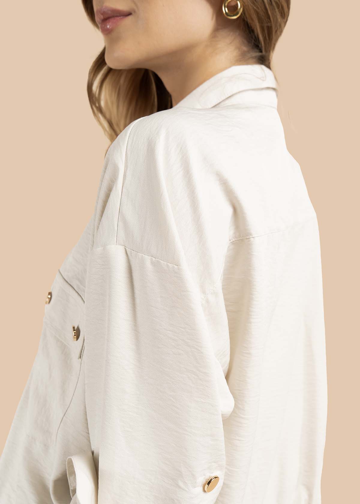 Blusa color beige con botones dorados y bolsillos frontales 105829