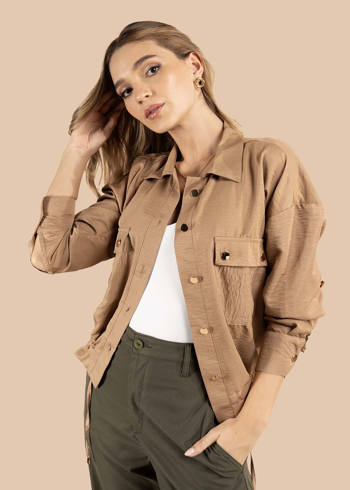 Blusa color camel con botones dorados y bolsillos frontales 105829