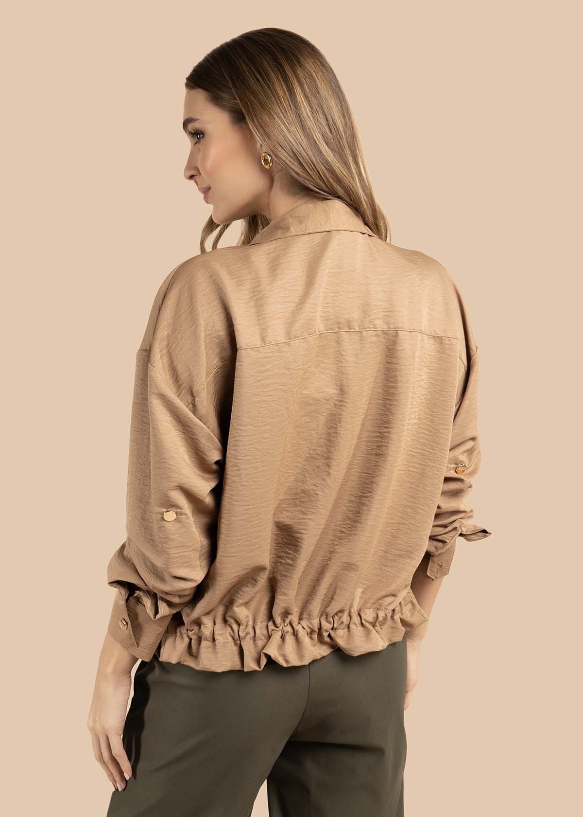 Blusa color camel con botones dorados y bolsillos frontales 105829