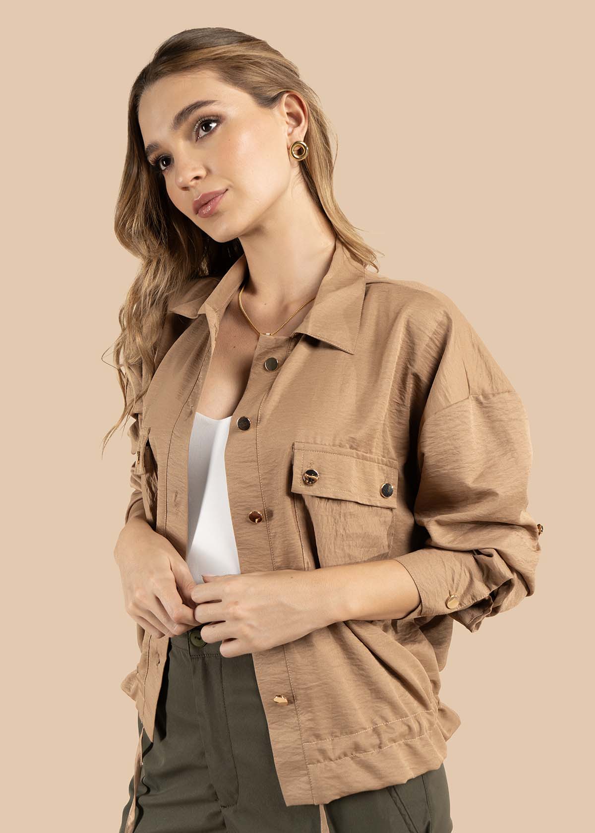 Blusa color camel con botones dorados y bolsillos frontales 105829