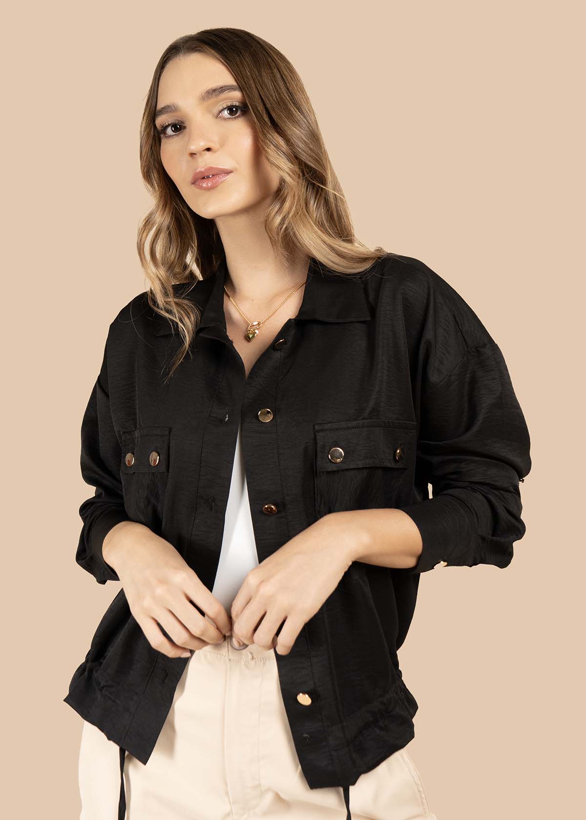 Blusa color negro con botones dorados y bolsillos frontales 105829