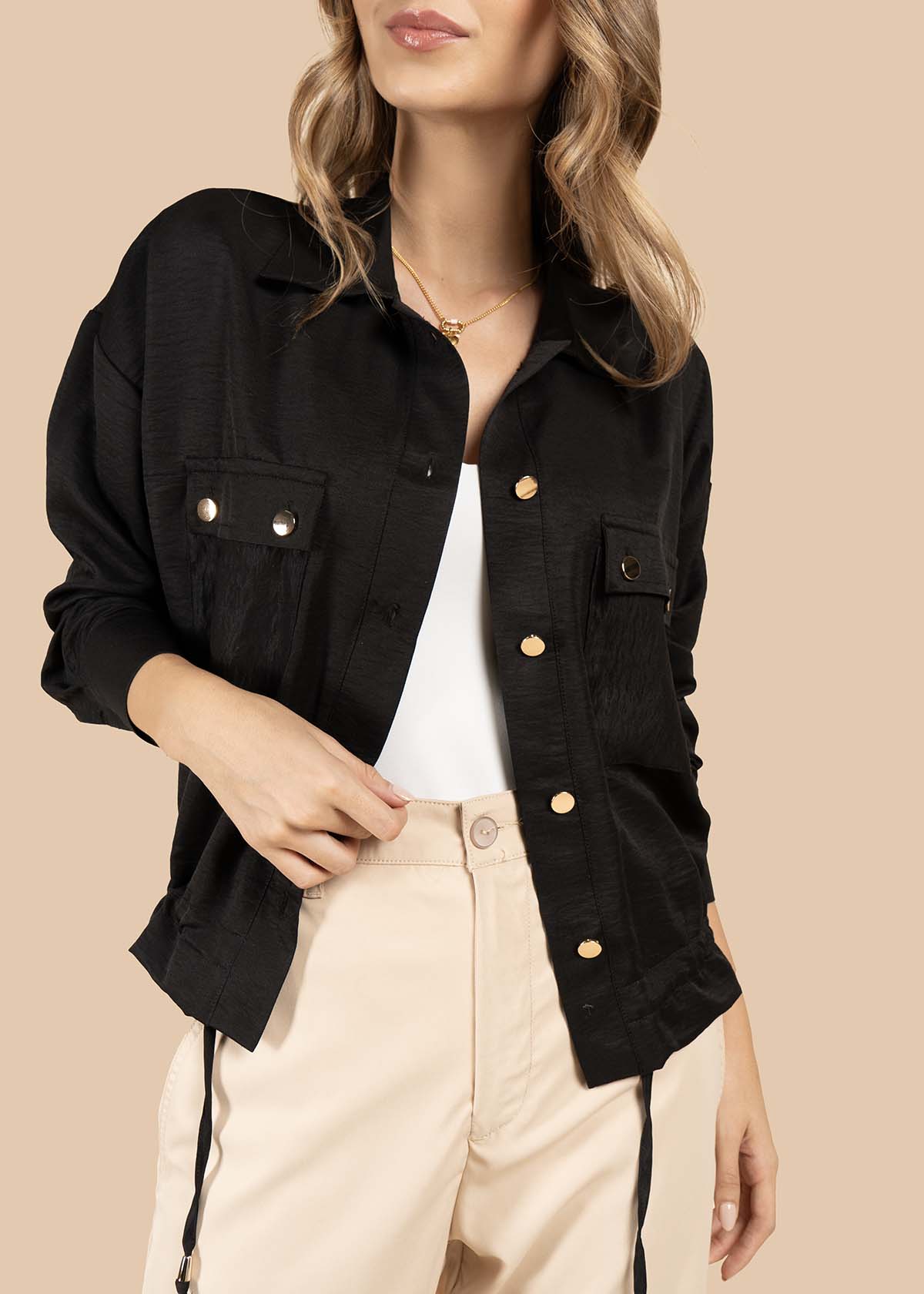 Blusa color negro con botones dorados y bolsillos frontales 105829