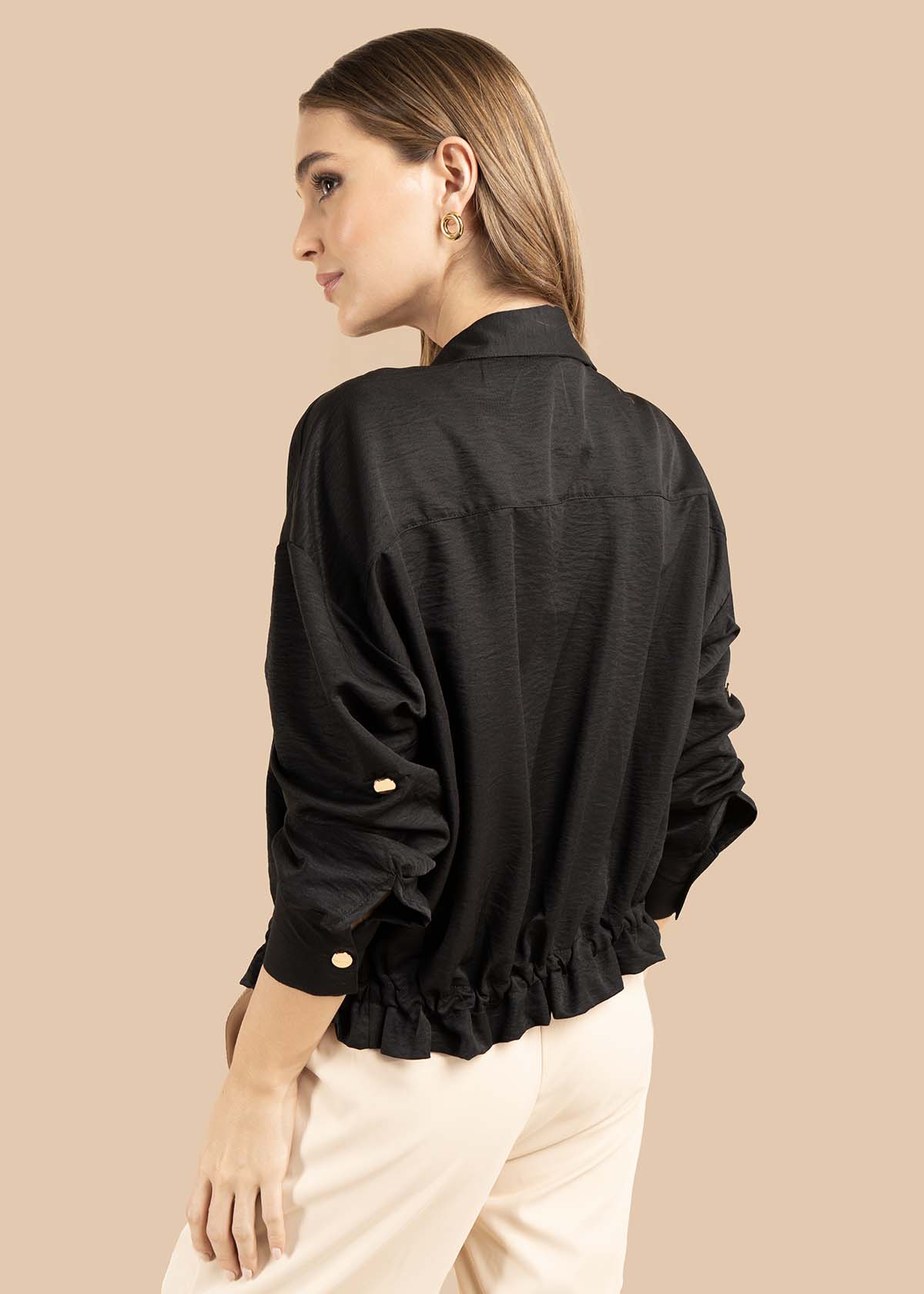 Blusa color negro con botones dorados y bolsillos frontales 105829