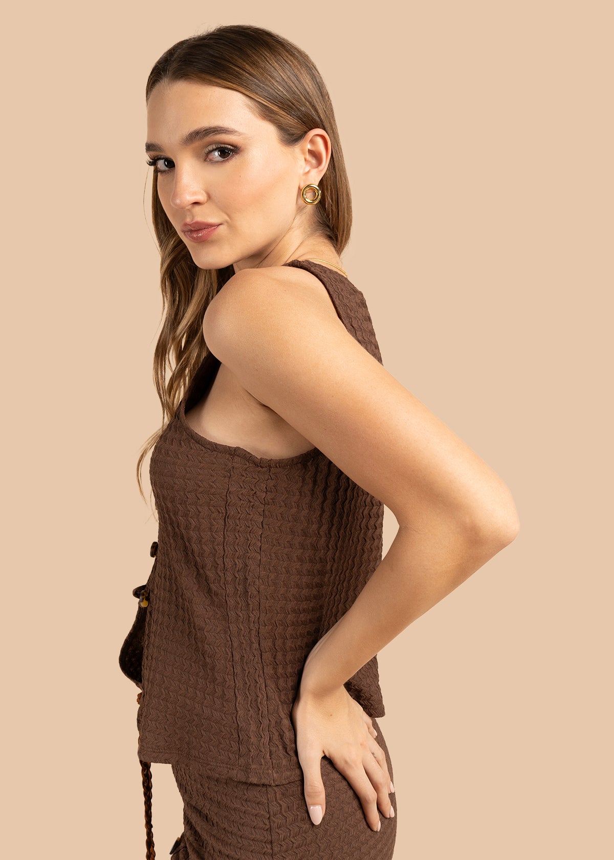 Blusa color café con textura y botones frontales 105830