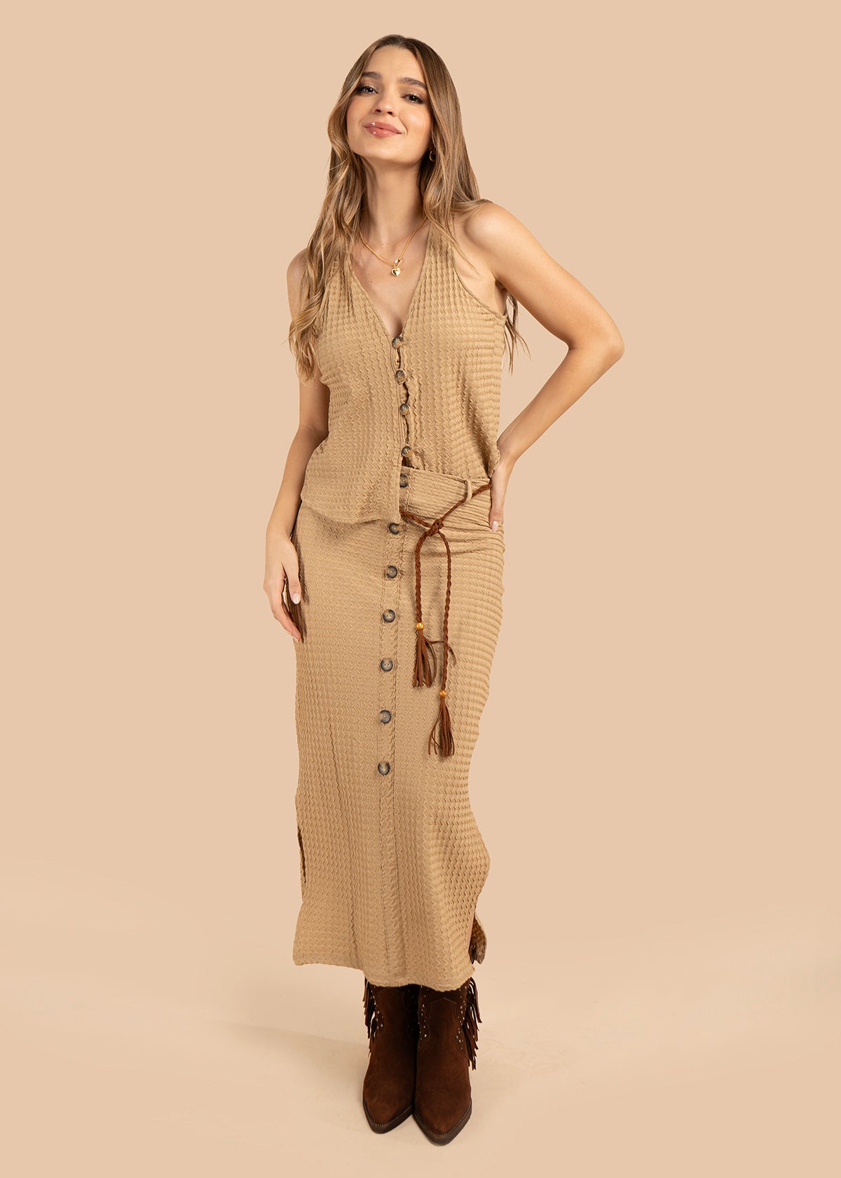 Blusa color camel con textura y botones frontales 105830