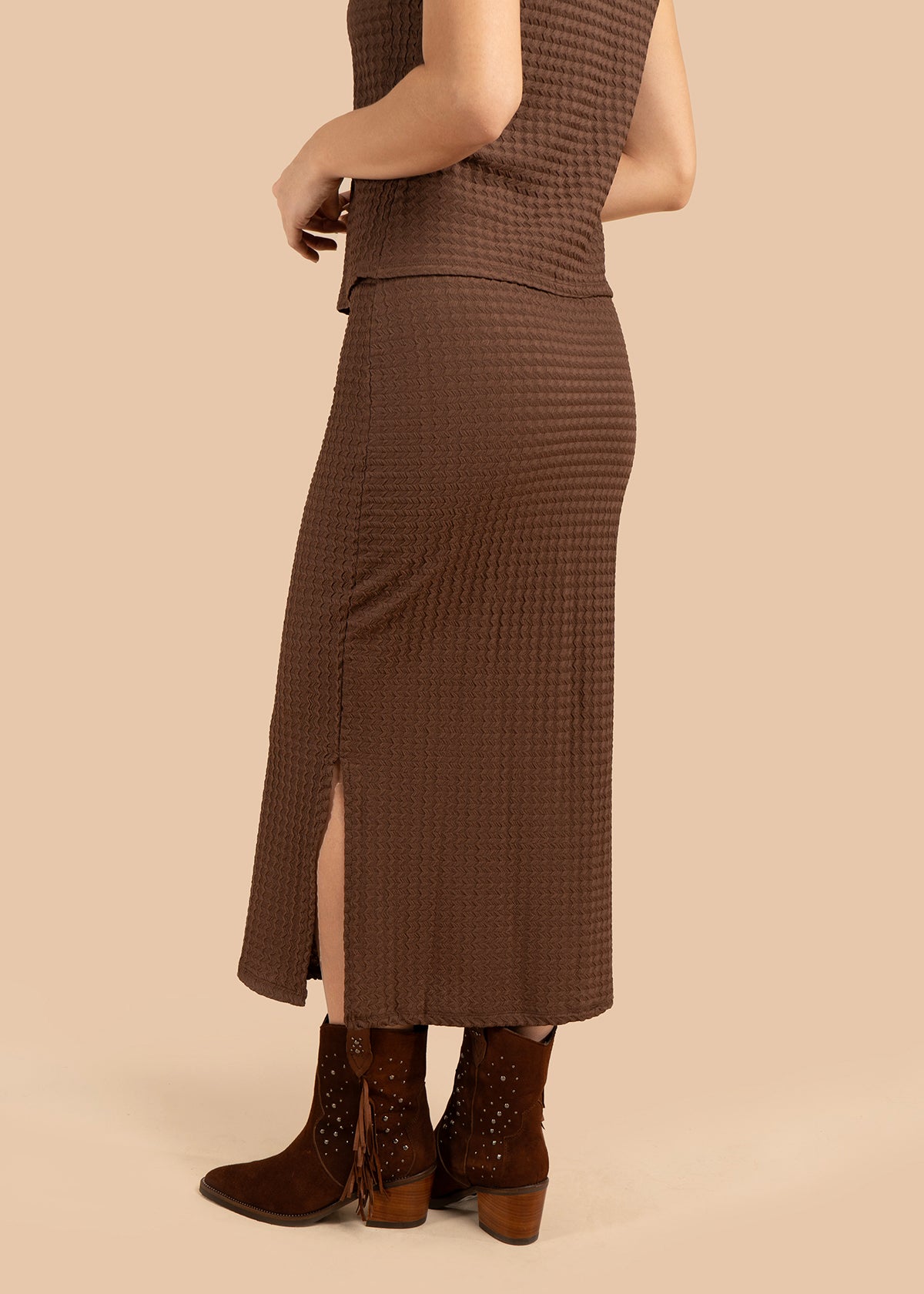Falda color café con textura y lazo con borlas 105831