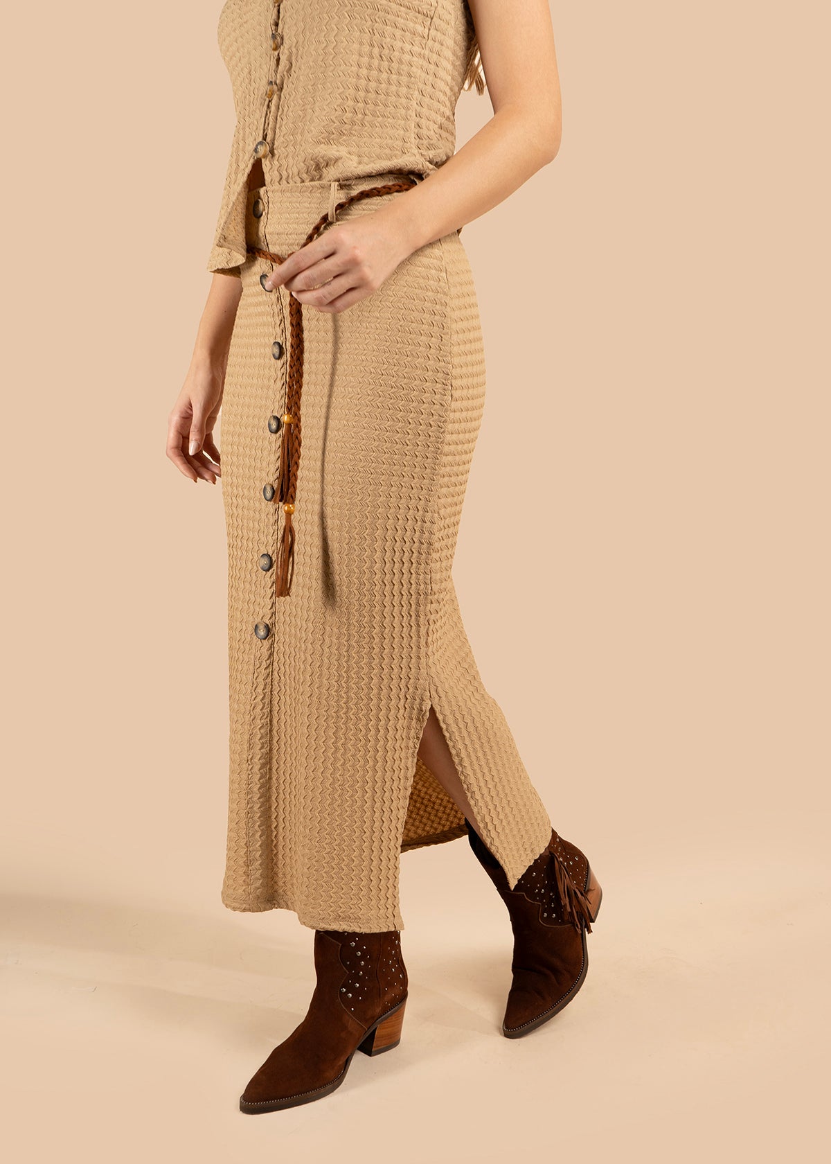 Falda color camel con textura y lazo con borlas 105831