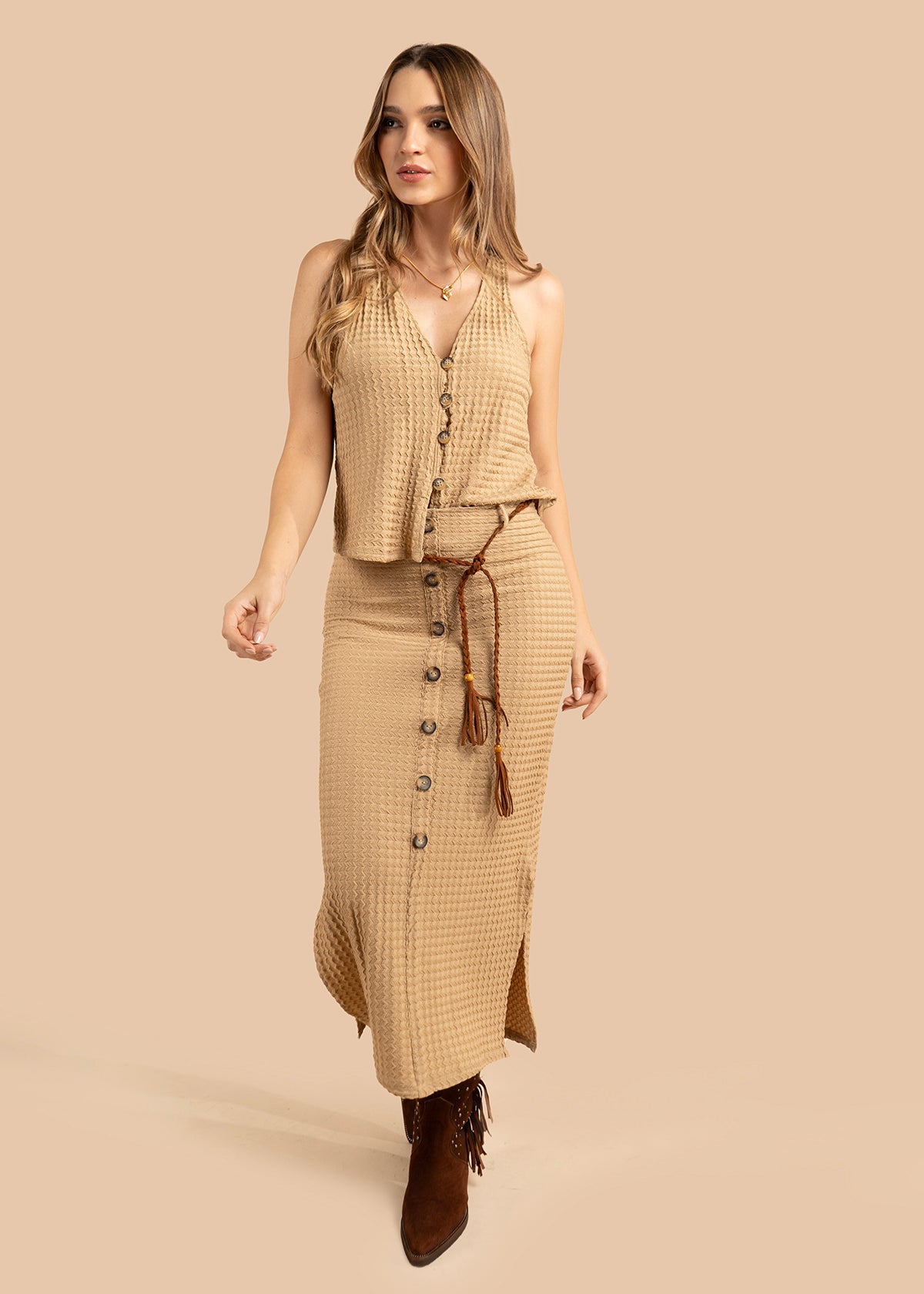 Falda color camel con textura y lazo con borlas 105831