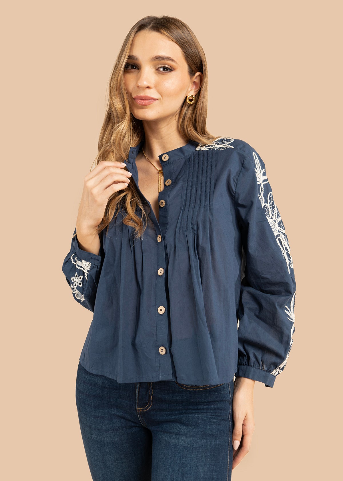 Blusa color azul con bordado blanco en hombros y mangas 105832