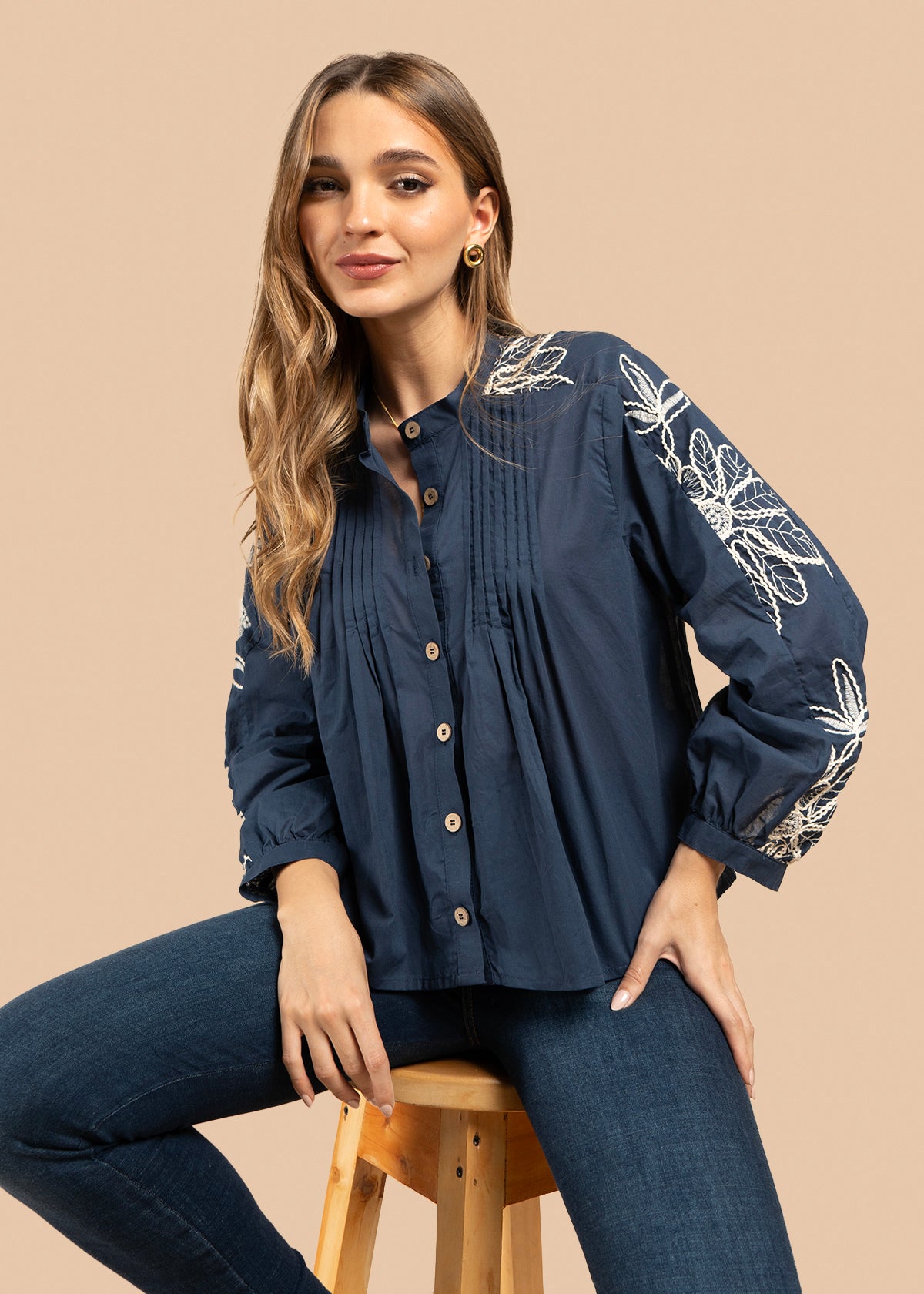 Blusa color azul con bordado blanco en hombros y mangas 105832