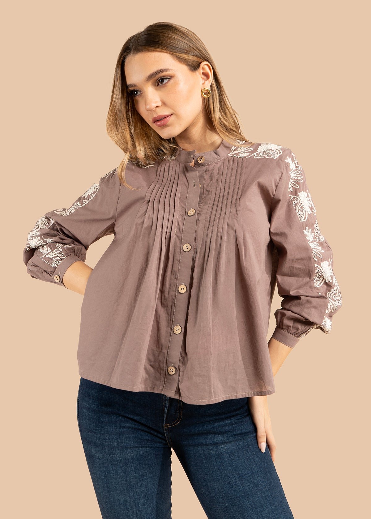 Blusa color café con bordado blanco en hombros y mangas 105832