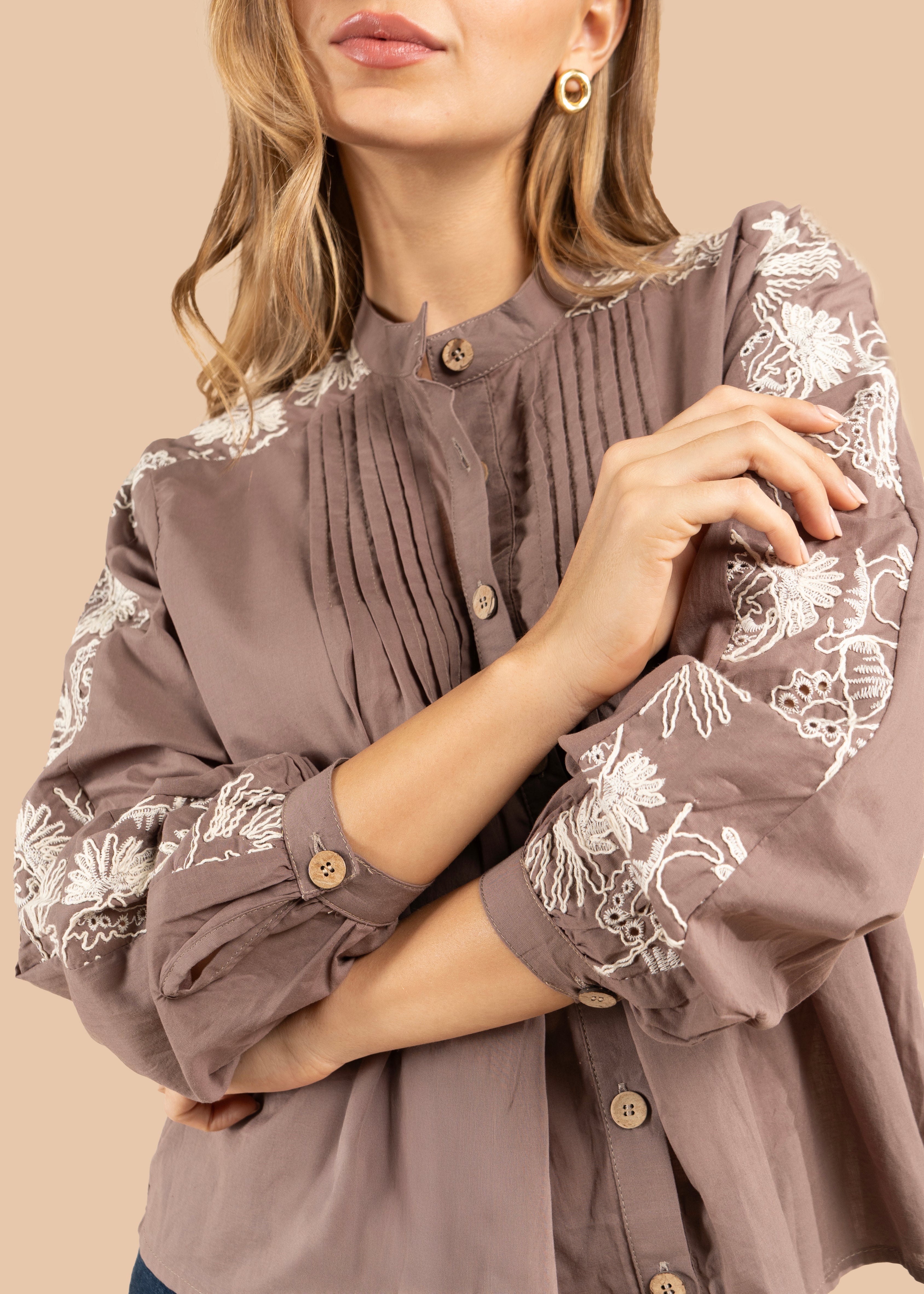 Blusa color café con bordado blanco en hombros y mangas 105832