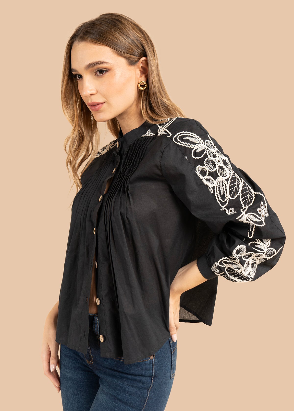 Blusa color negro con bordado blanco en hombros y mangas 105832