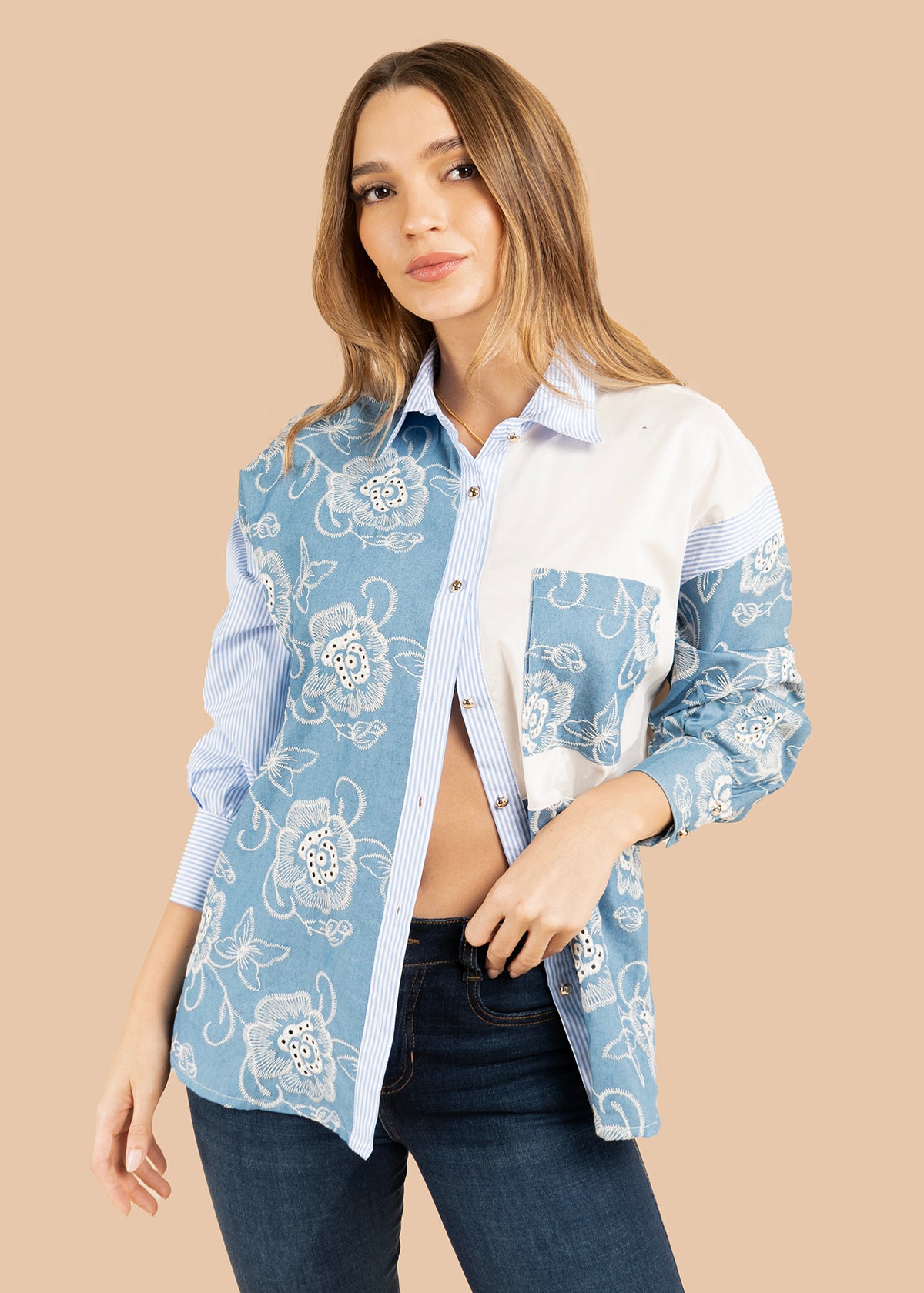 Blusa color azul claro con estampado floral y rayas 105833
