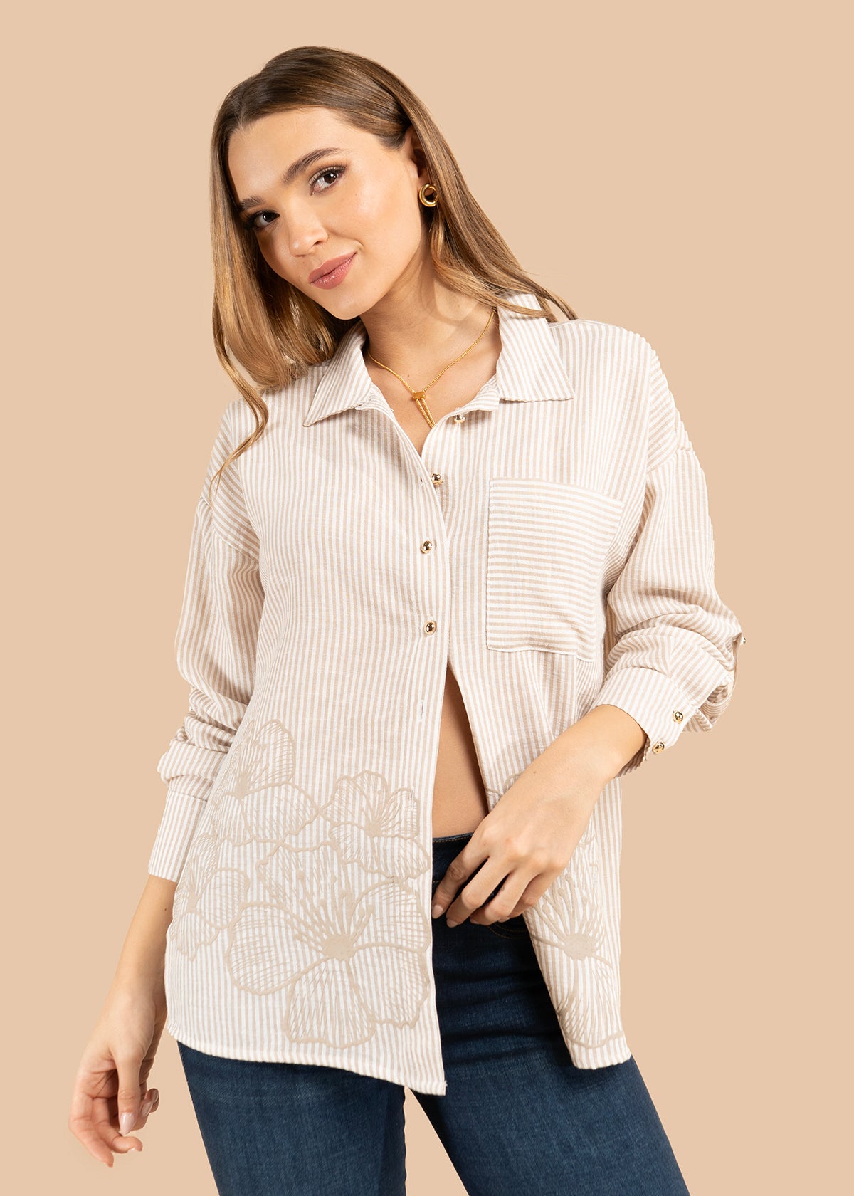 Blusa color camel con flores en la parte inferior y rayas verticales 105834