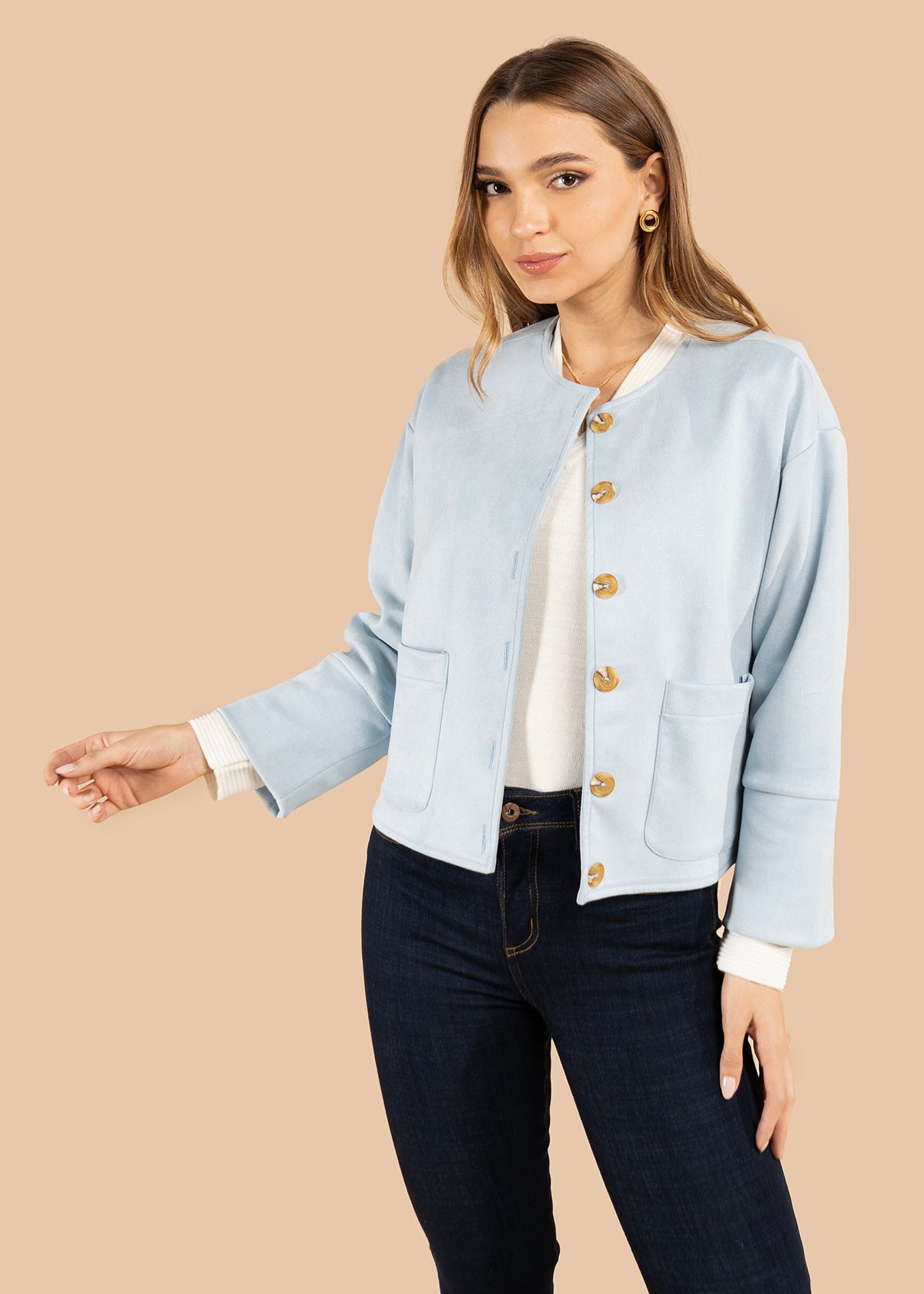 Chaqueta color azul con botones efecto carey 105835