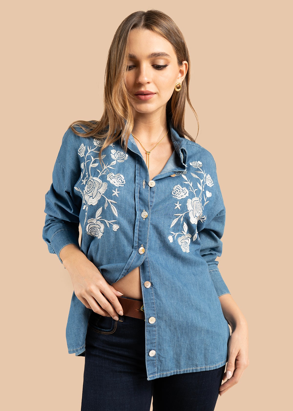 Blusa color azul con bordado floral blanco y botones 105836