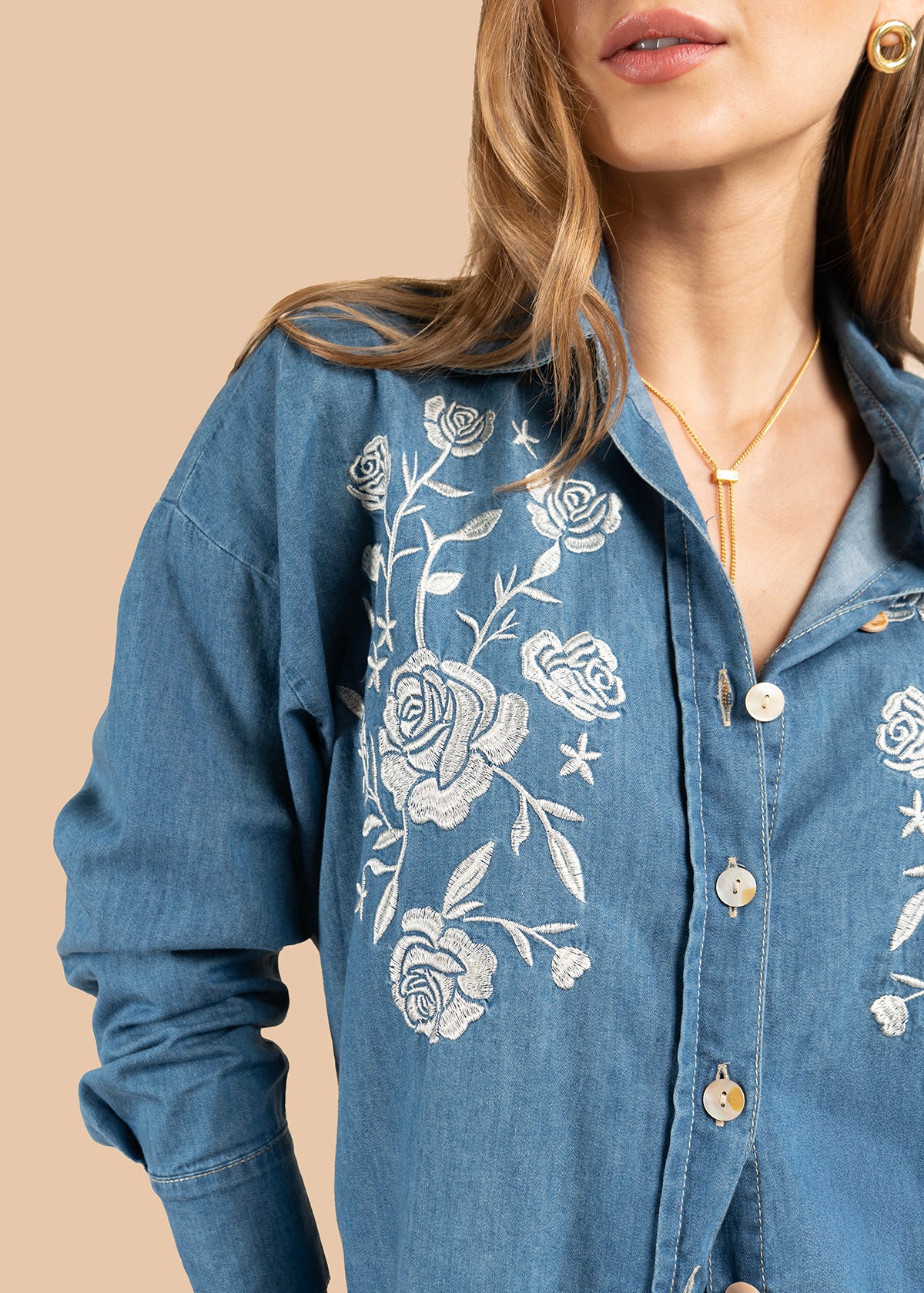 Blusa color azul con bordado floral blanco y botones 105836