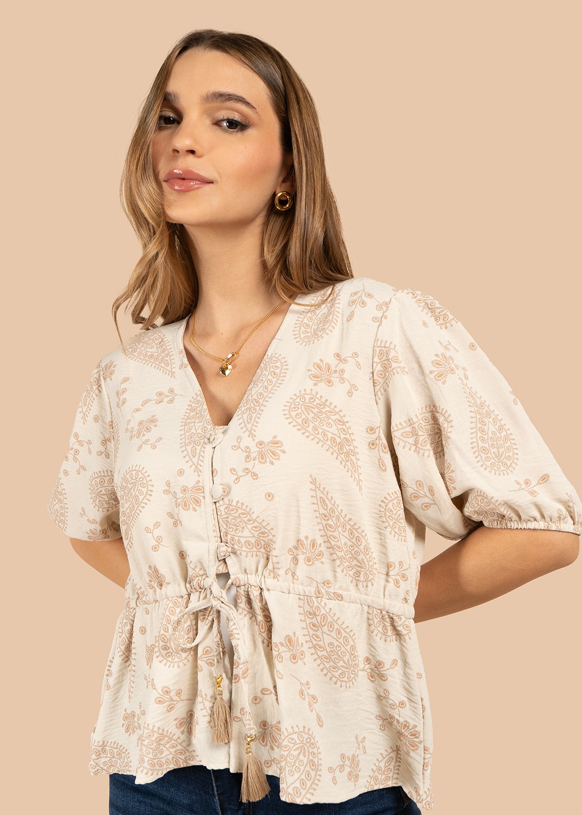 Blusa color beige con diseño floral y cordón con borlas 105837