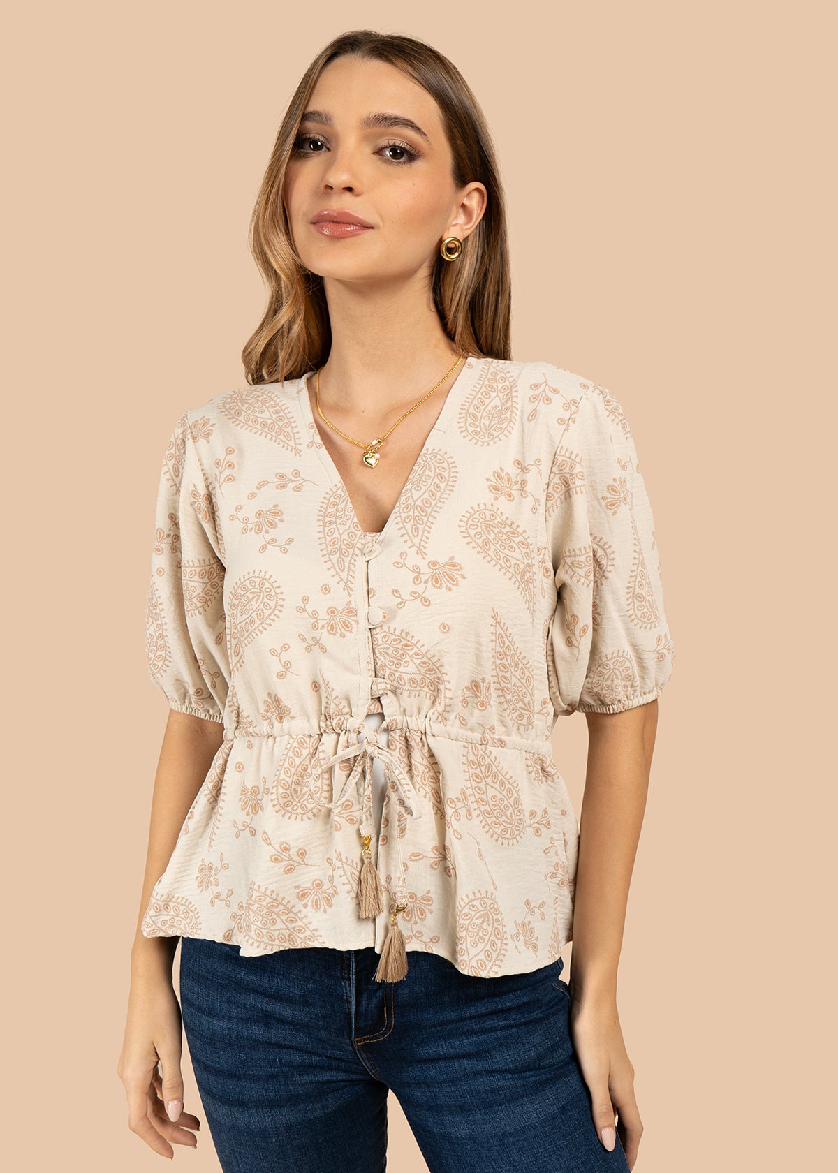 Blusa color beige con diseño floral y cordón con borlas 105837