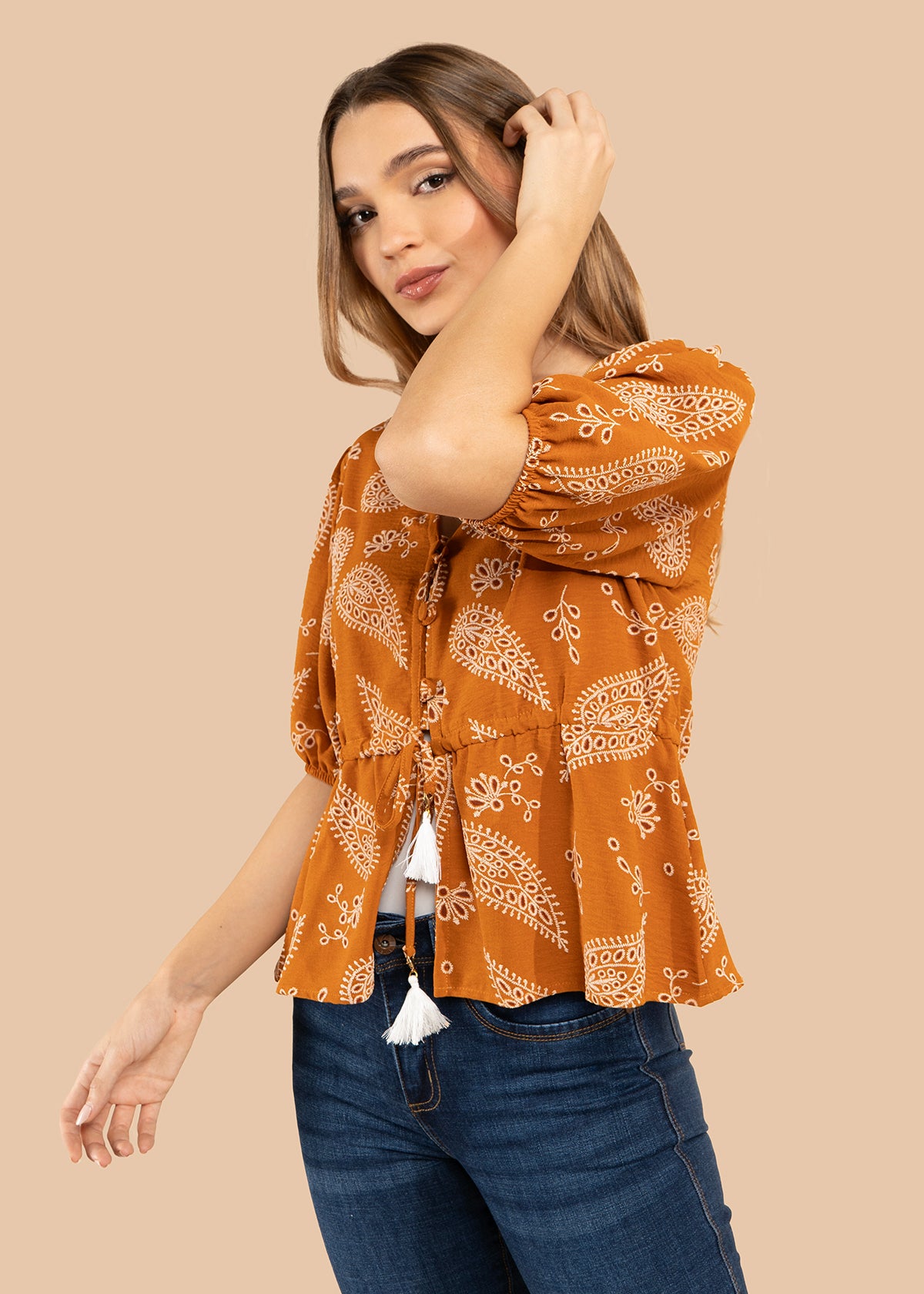 Blusa color terracota con diseño floral y cordón con borlas 105837