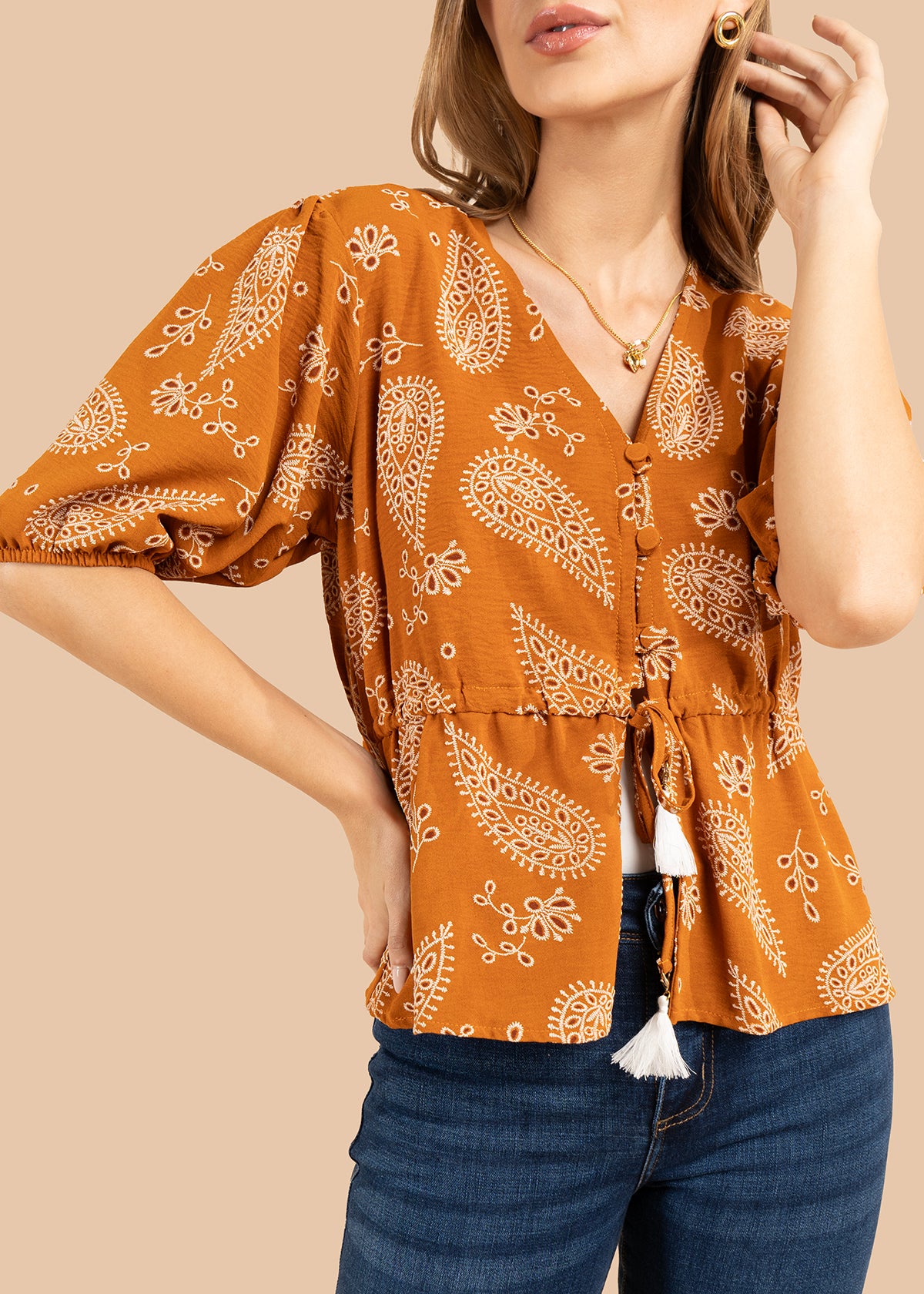 Blusa color terracota con diseño floral y cordón con borlas 105837