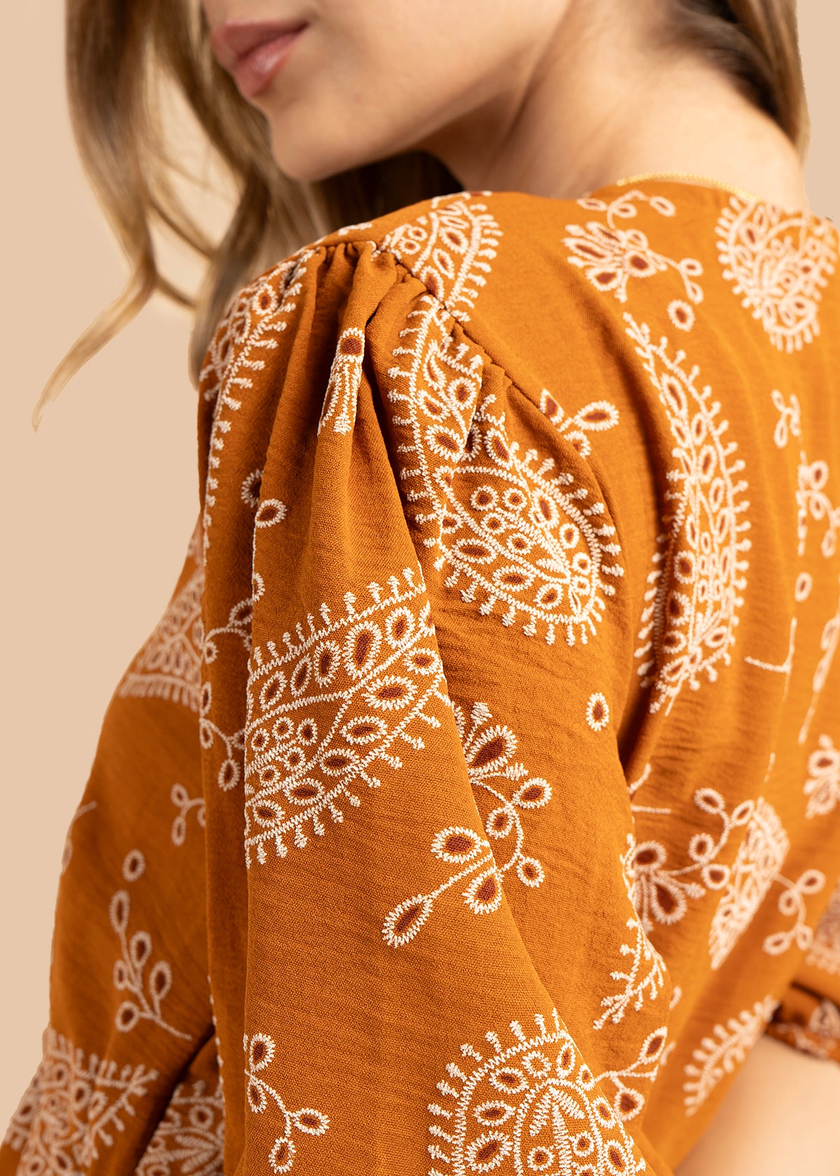 Blusa color terracota con diseño floral y cordón con borlas 105837