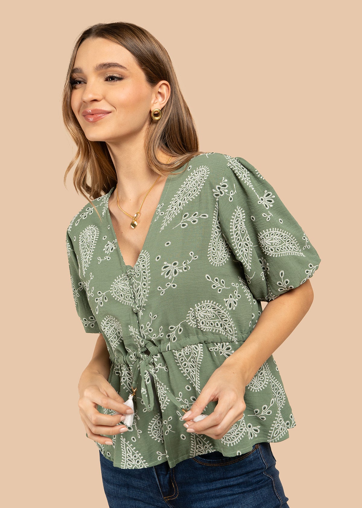 Blusa color verde con diseño floral y cordón con borlas 105837