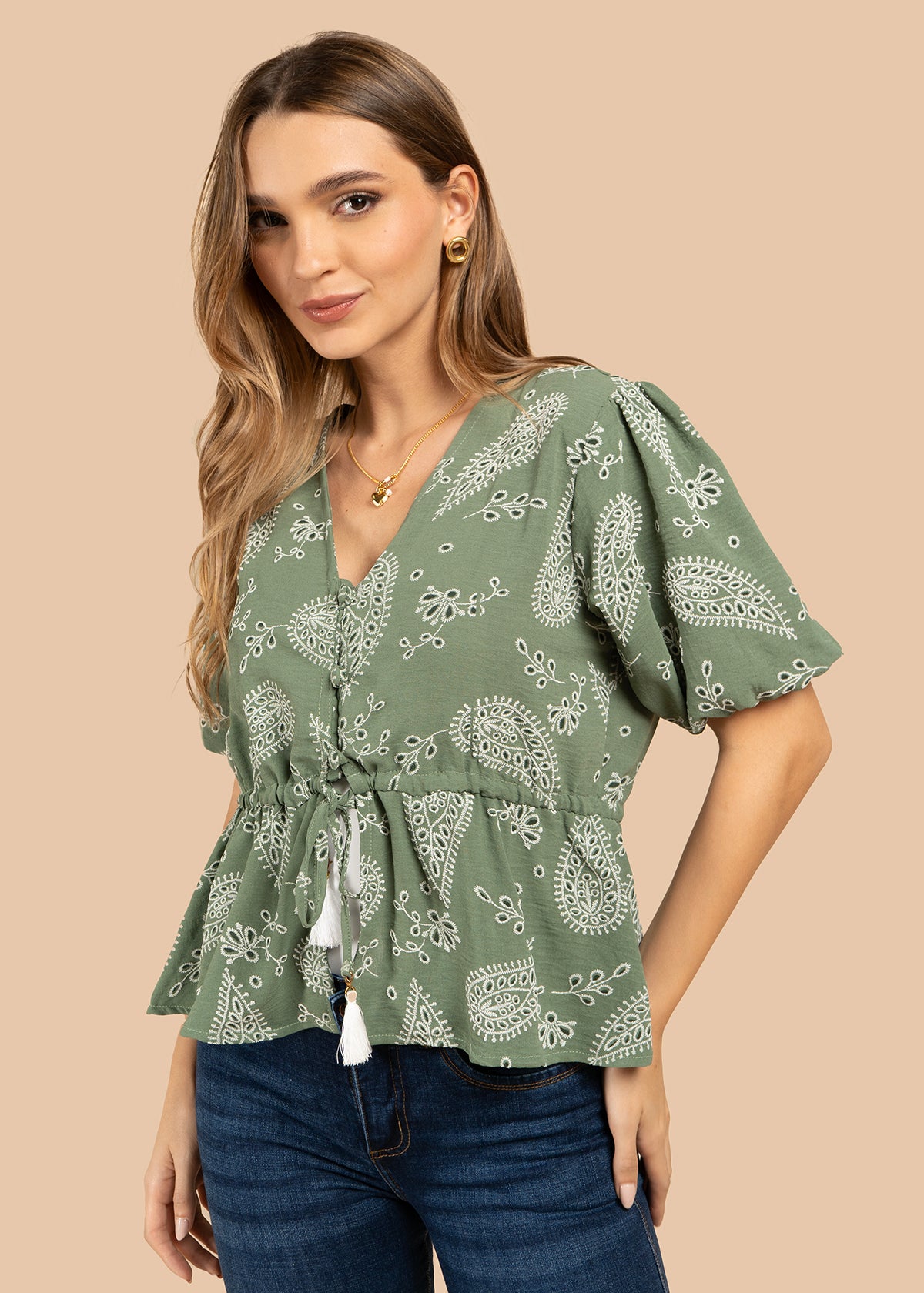 Blusa color verde con diseño floral y cordón con borlas 105837
