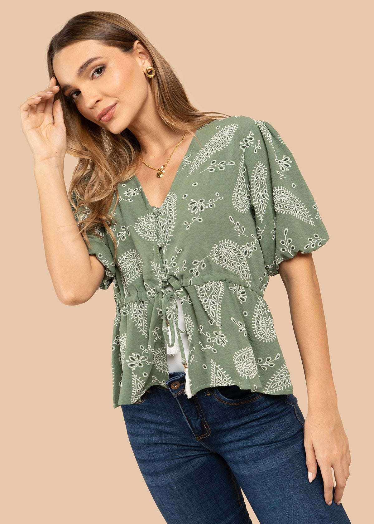 Blusa color verde con diseño floral y cordón con borlas 105837