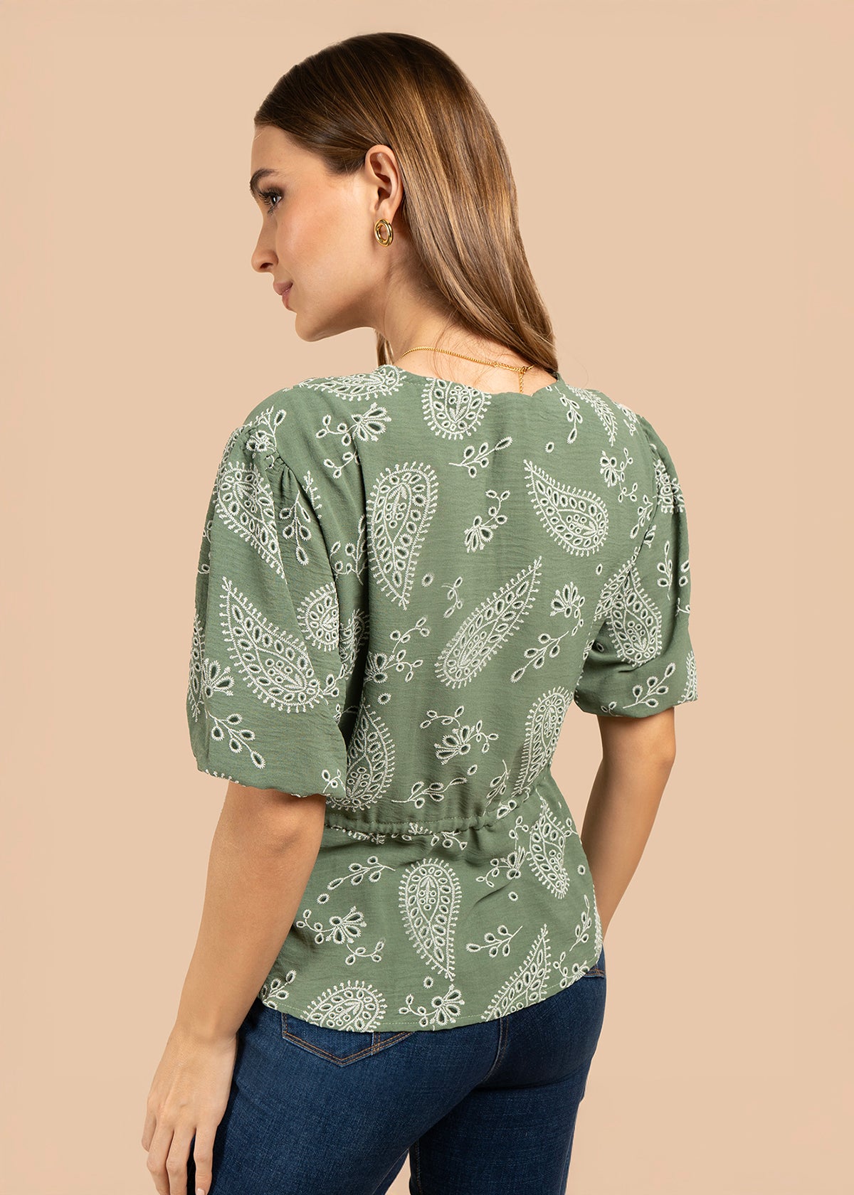 Blusa color verde con diseño floral y cordón con borlas 105837