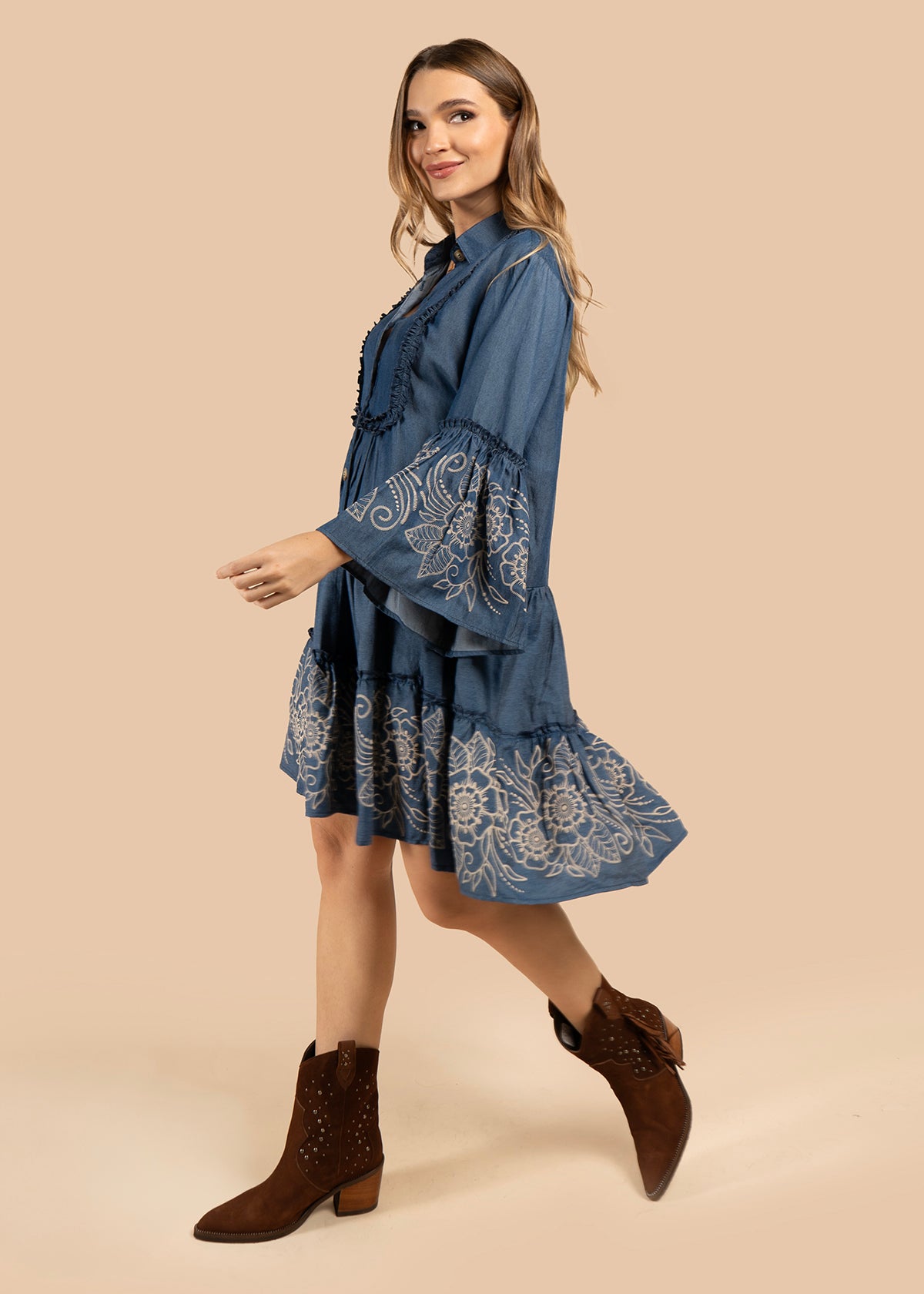 Vestido color azul con bordado floral y mangas acampanadas 105838
