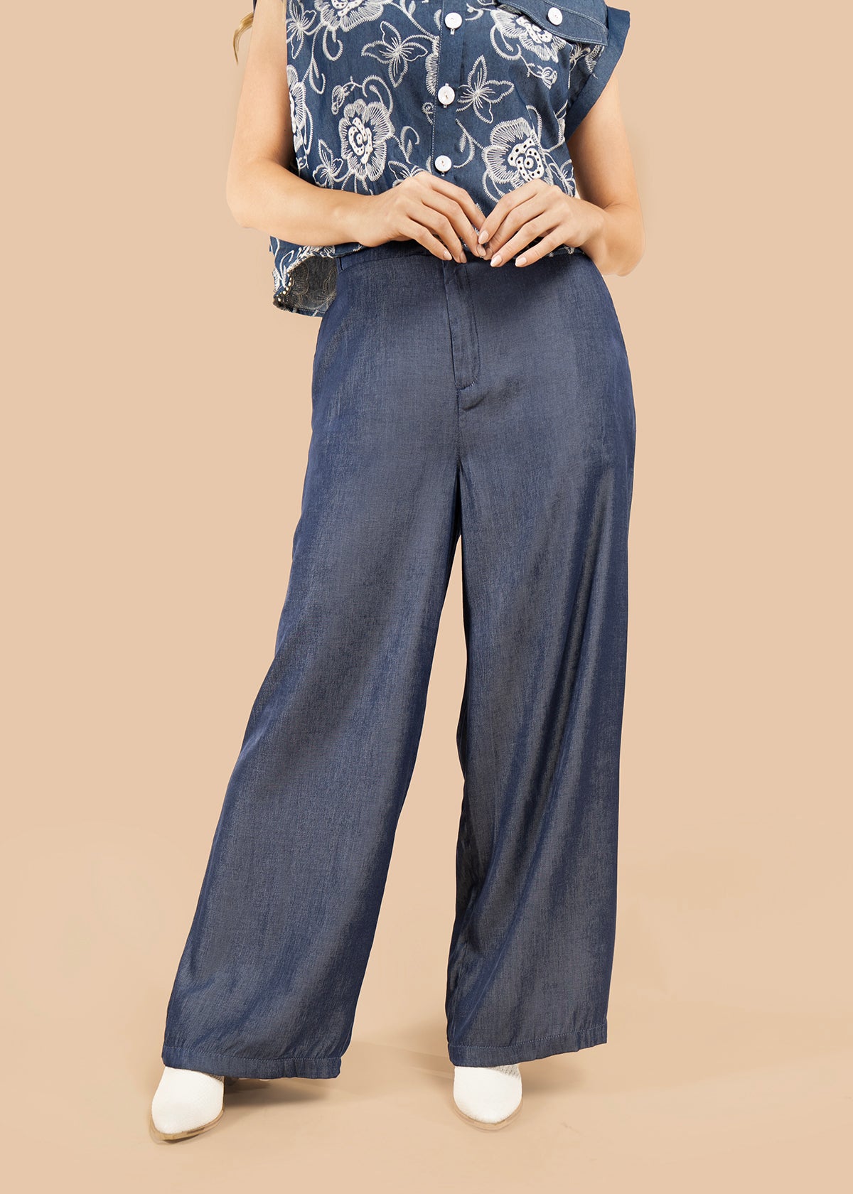 Pantalón color azul oscuro con bota ancha y tiro alto 105840