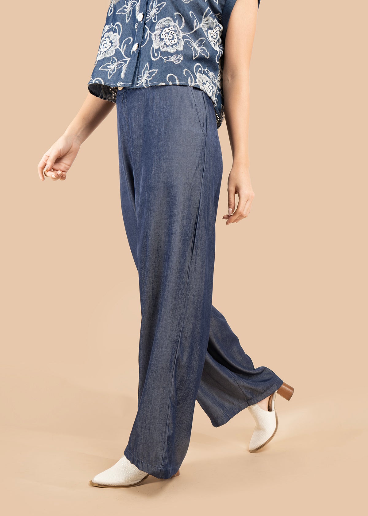 Pantalón color azul oscuro con bota ancha y tiro alto 105840