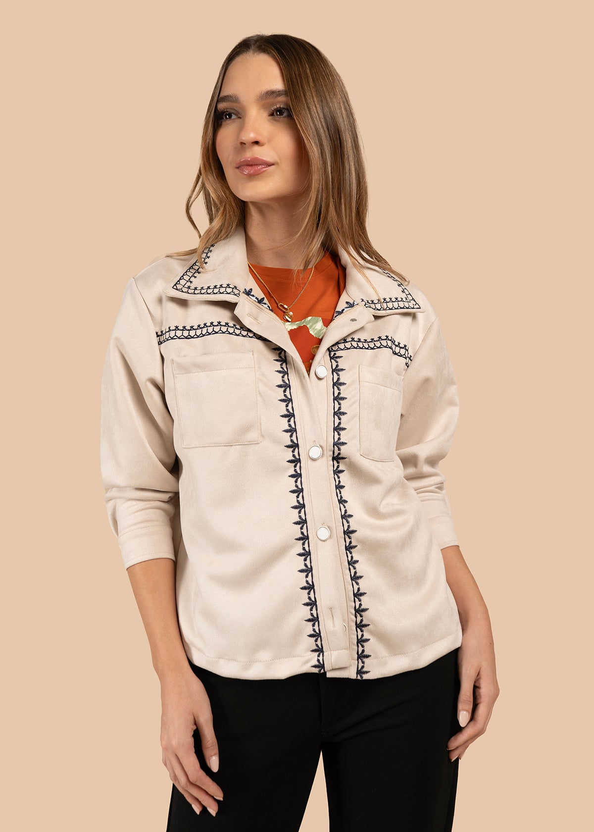 Chaqueta color beige con bolsillos frontales y bordado negro 105841