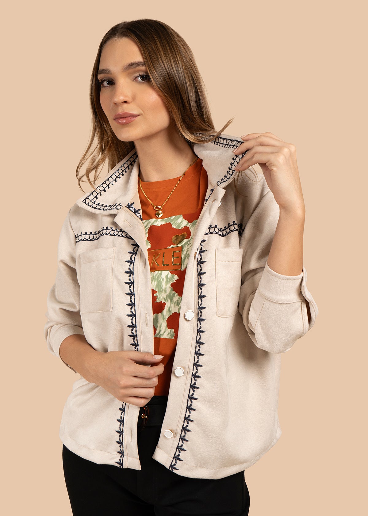 Chaqueta color beige con bolsillos frontales y bordado negro 105841
