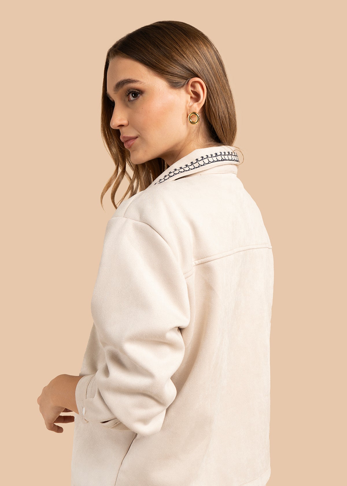 Chaqueta color beige con bolsillos frontales y bordado negro 105841