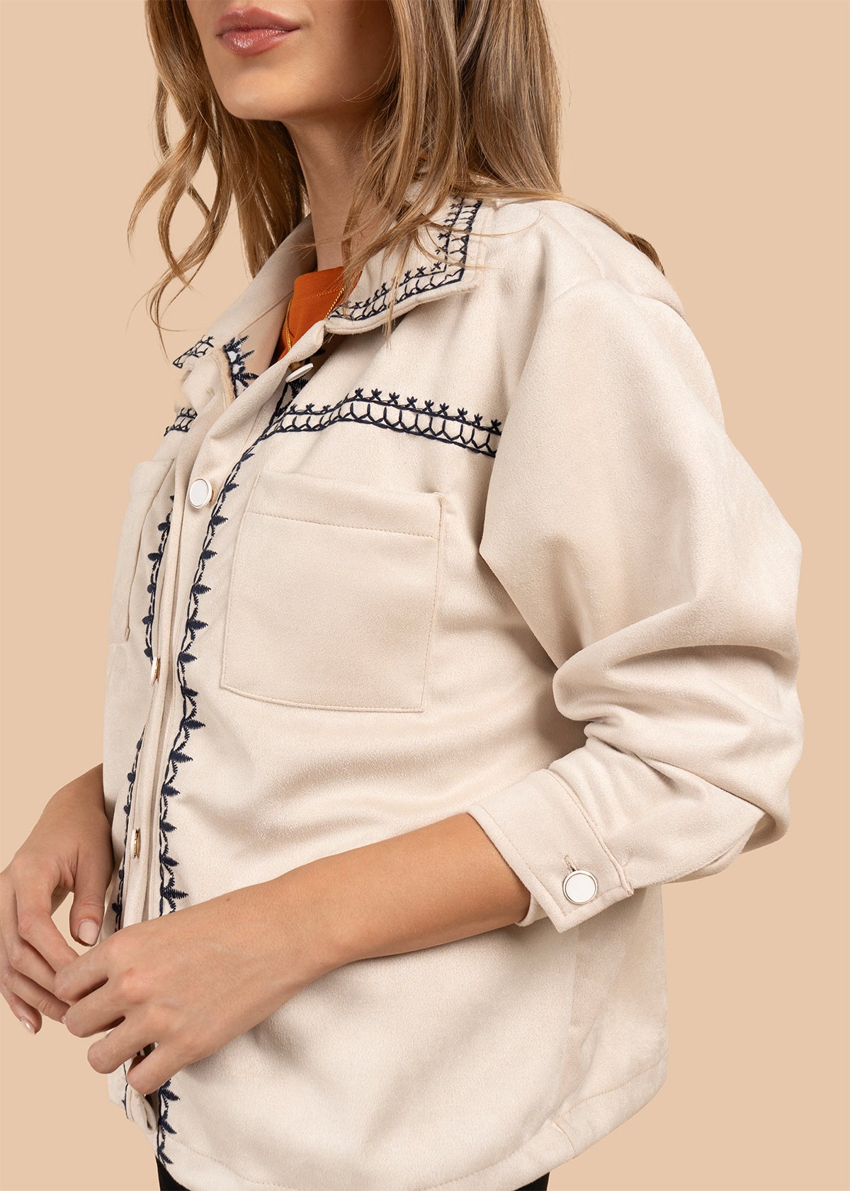 Chaqueta color beige con bolsillos frontales y bordado negro 105841