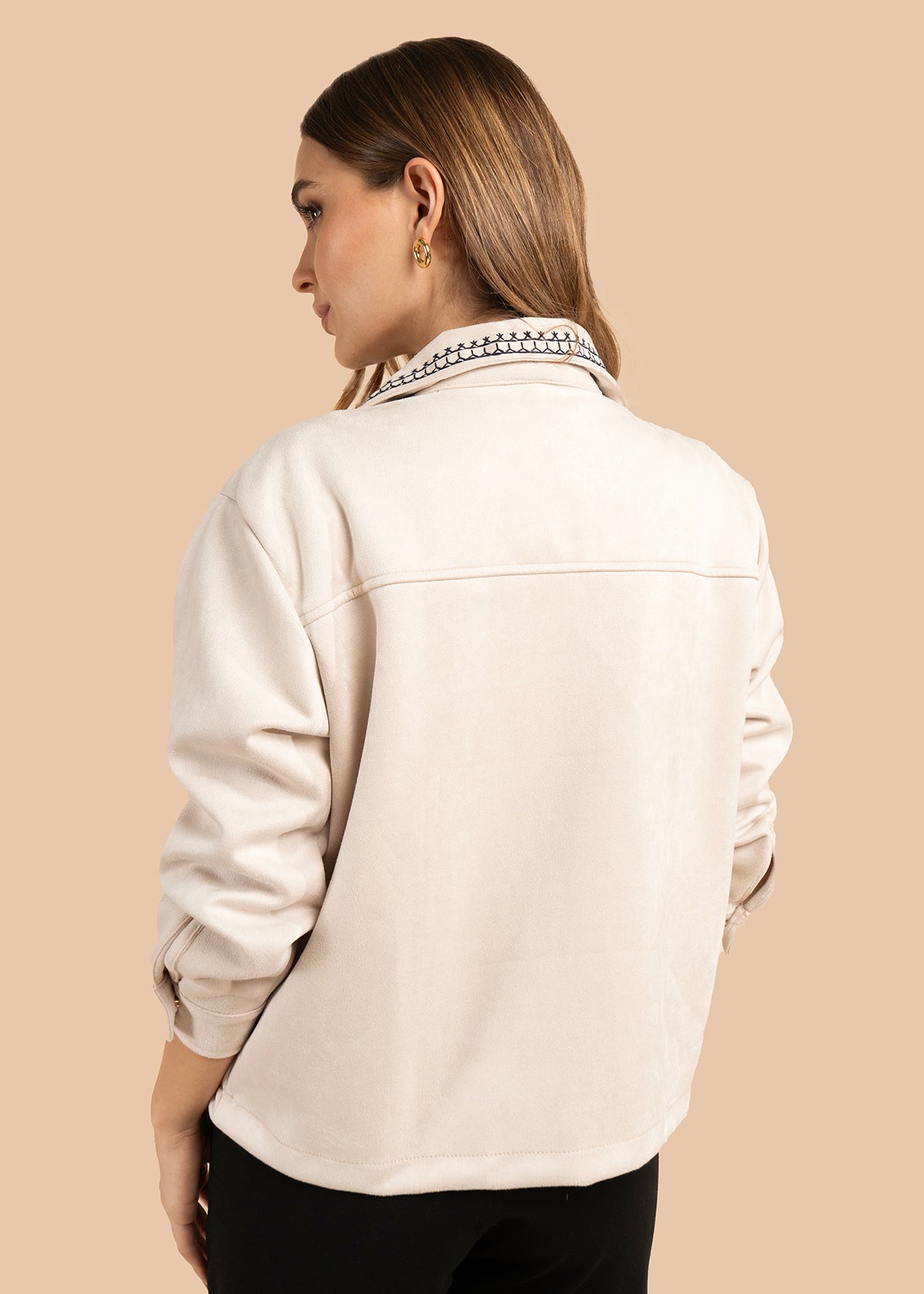 Chaqueta color beige con bolsillos frontales y bordado negro 105841