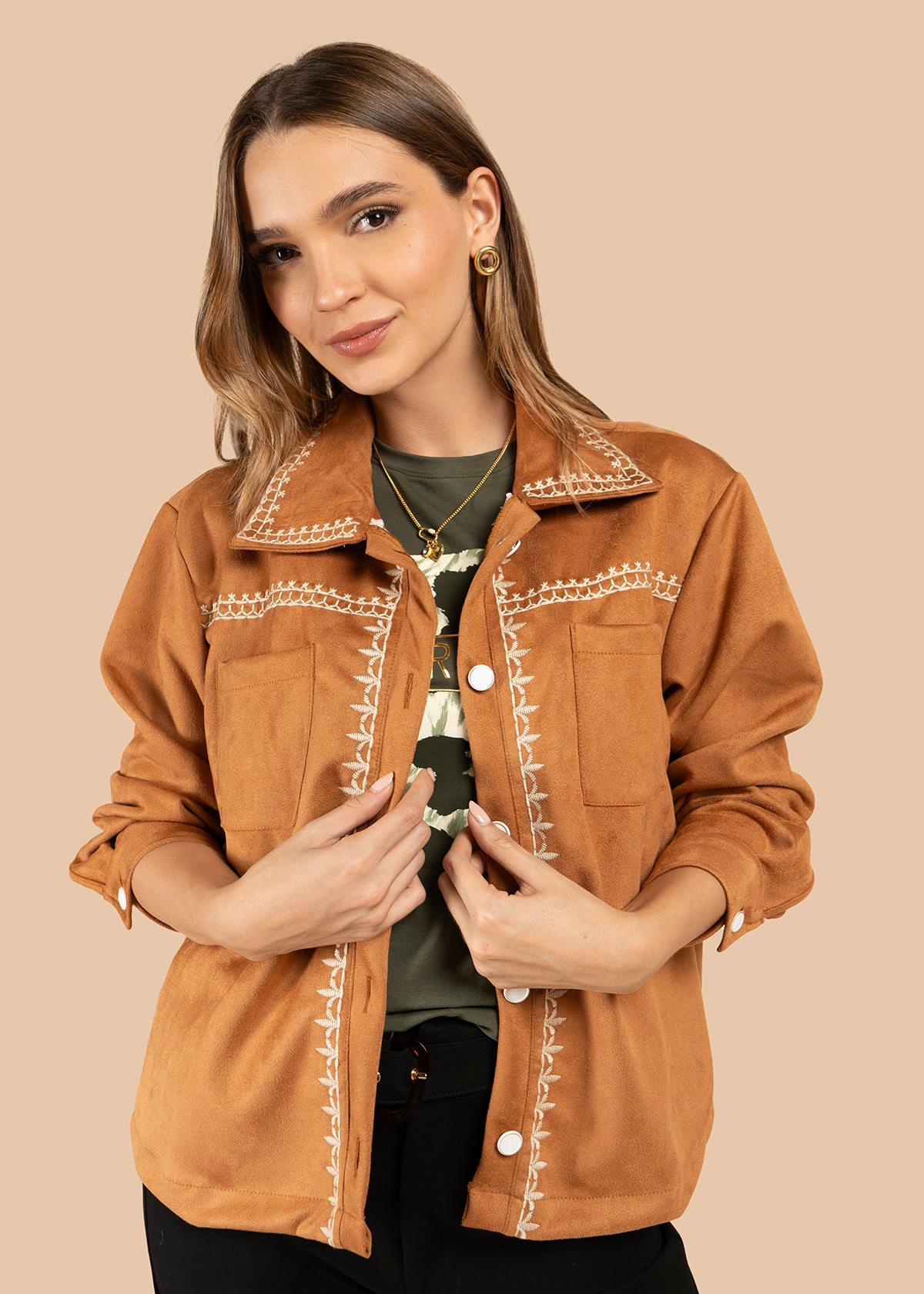 Chaqueta color miel con bolsillos frontales y bordado negro 105841