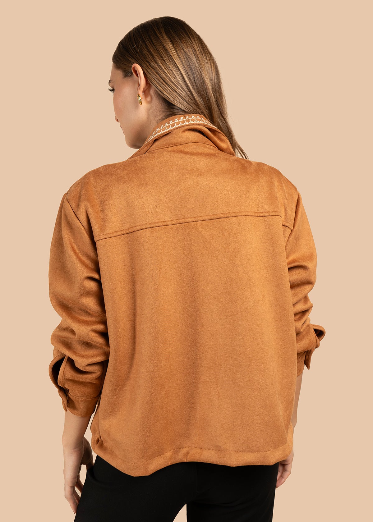 Chaqueta color miel con bolsillos frontales y bordado negro 105841